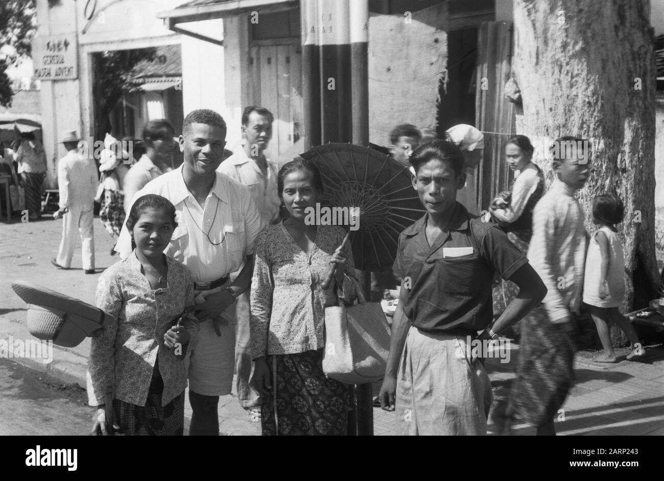 Besuchen Sie Oberst Julian in Indonesien Jokjakarta. Oberst Julian posiert bei einer indonesischen Familie [lnks board Geredjah Masehi Advent] Anmerkung: Der schwarze amerikanische Oberst b.d. Hubert F. Julian, ein ehemaliger Pilot mit dem Spitznamen Black Eagle besuchte als Journalist Indonesien. Er war heftig antikommunistisch und unterstützte die niederländische Haltung im Konflikt. Datum: Januar 1949 Standort: Indonesien, Niederländisch-Ostindien Stockfoto