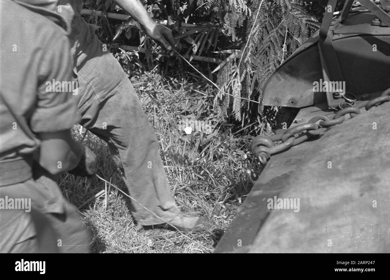 Infanterie und Rüstung KNIL [Zwei Soldaten ziehen Seil, in der Nähe der Vorder- oder Rückseite eines gepanzerten Fahrzeugs] Datum: August 1947 Ort: Indonesien, Niederländisch-Indien Stockfoto