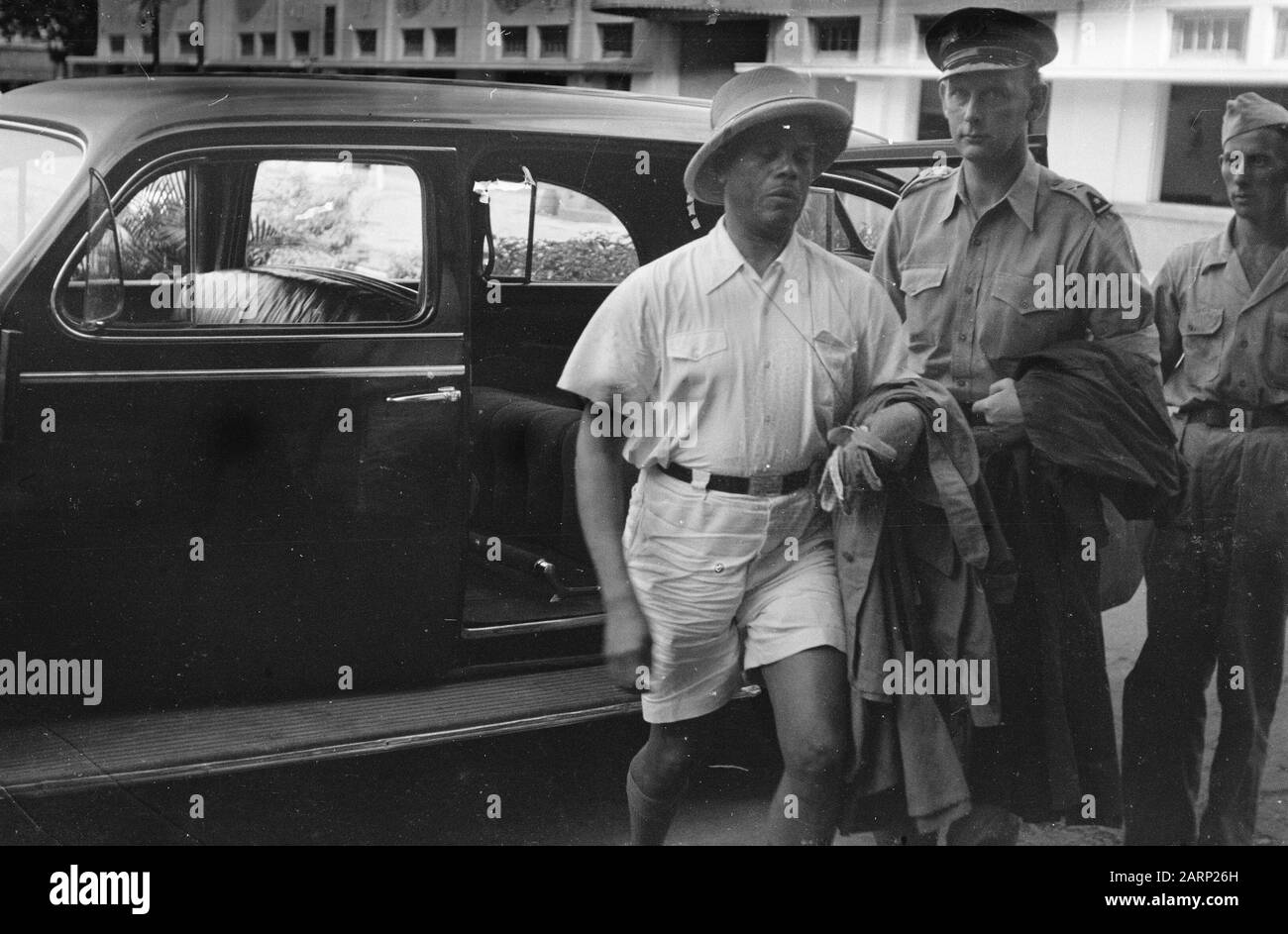 Besuchen Sie Oberst Julian in Indonesien Jokjakarta. Oberst Julian verlässt Soekarnos Auto in Begleitung einer großen Anmerkung: Des schwarzen amerikanischen Oberst b.d. Hubert F. Julian, ein ehemaliger Pilot mit dem Spitznamen Black Eagle besuchte Indonesien als Journalist. Er war heftig antikommunistisch und unterstützte die niederländische Haltung im Konflikt. Datum: Januar 1949 Standort: Indonesien, Niederländisch-Ostindien Stockfoto