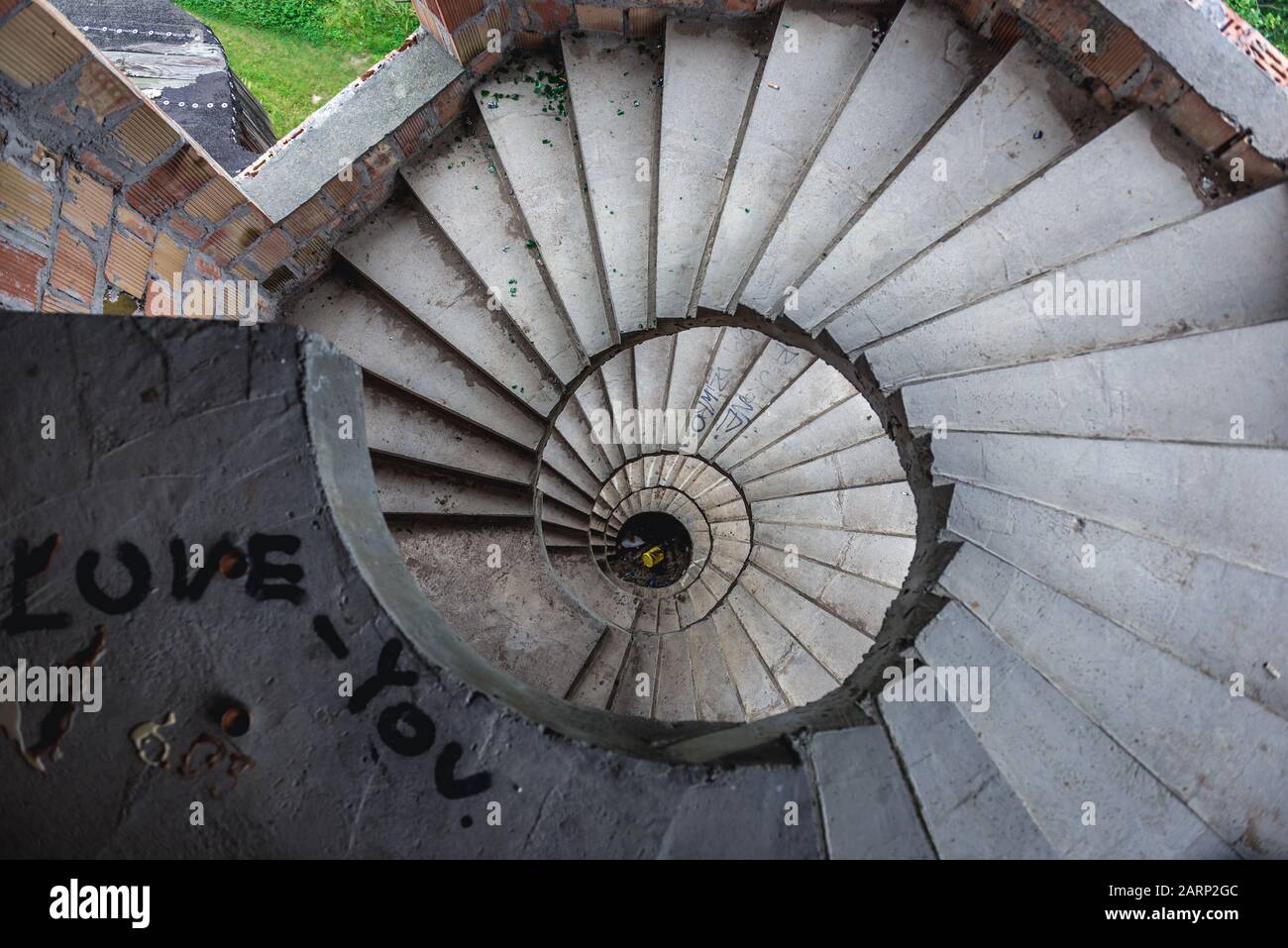 Geschwungene Treppe in einem Turm der unvollendete Schloss - inoffizielle Touristenattraktion in Lapalice Dorf, Kaschubei, Polen. Bau des Schlosses begann im Jahr 1979 Stockfoto