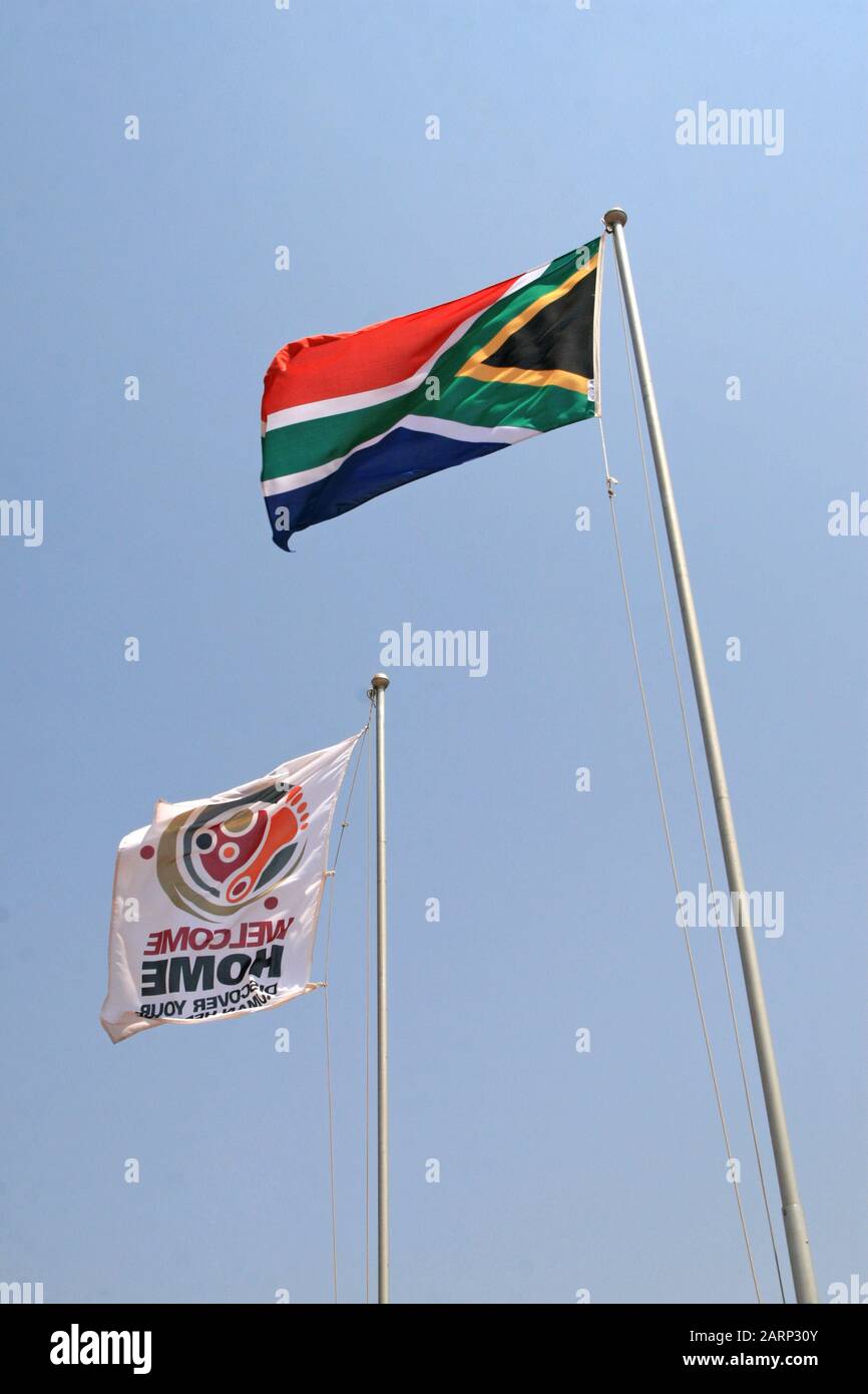 Touristen, die zu Fuß die Eingangsseite der Cradle of Humankind, Maropeng, Gauteng, Südafrika, erreichen. Stockfoto