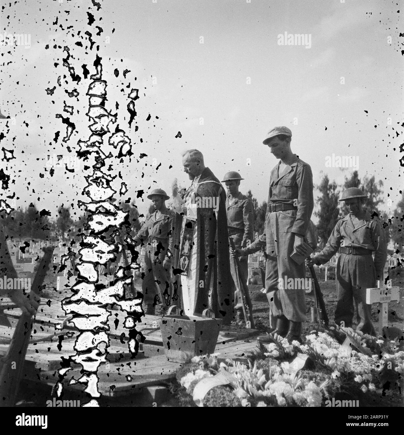 [Roman Catholic Priest at a Military Funeral] Anmerkung: Negativ beeinflusst Datum: 1947/01/01 Ort: Indonesien, Niederländisch-Ostindien Stockfoto