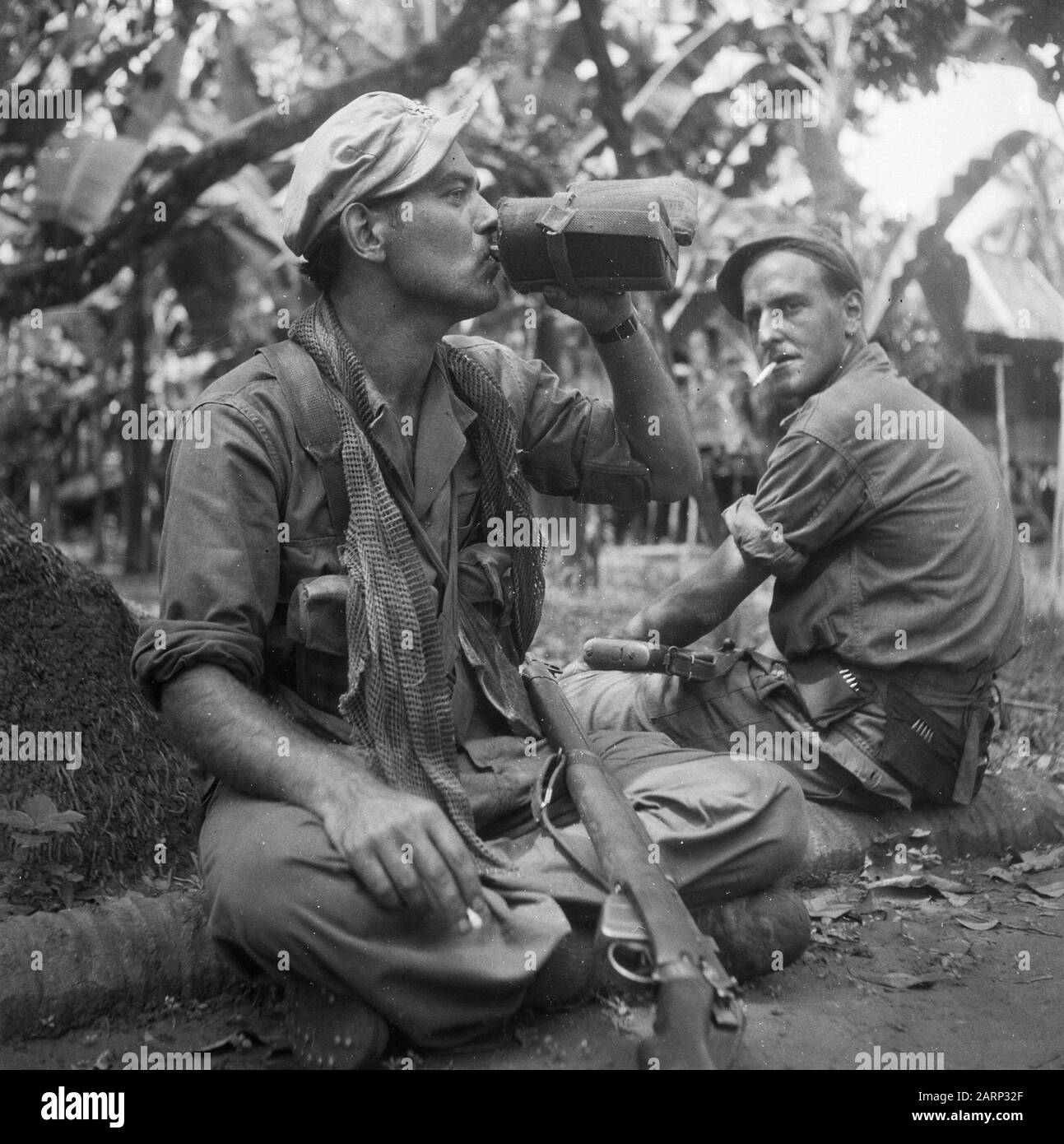 [Während einer Patrouille trinkt ein Soldat aus einer Kantine] Datum: 1947/01/01 Ort: Indonesien, Niederländische Ostindien Stockfoto