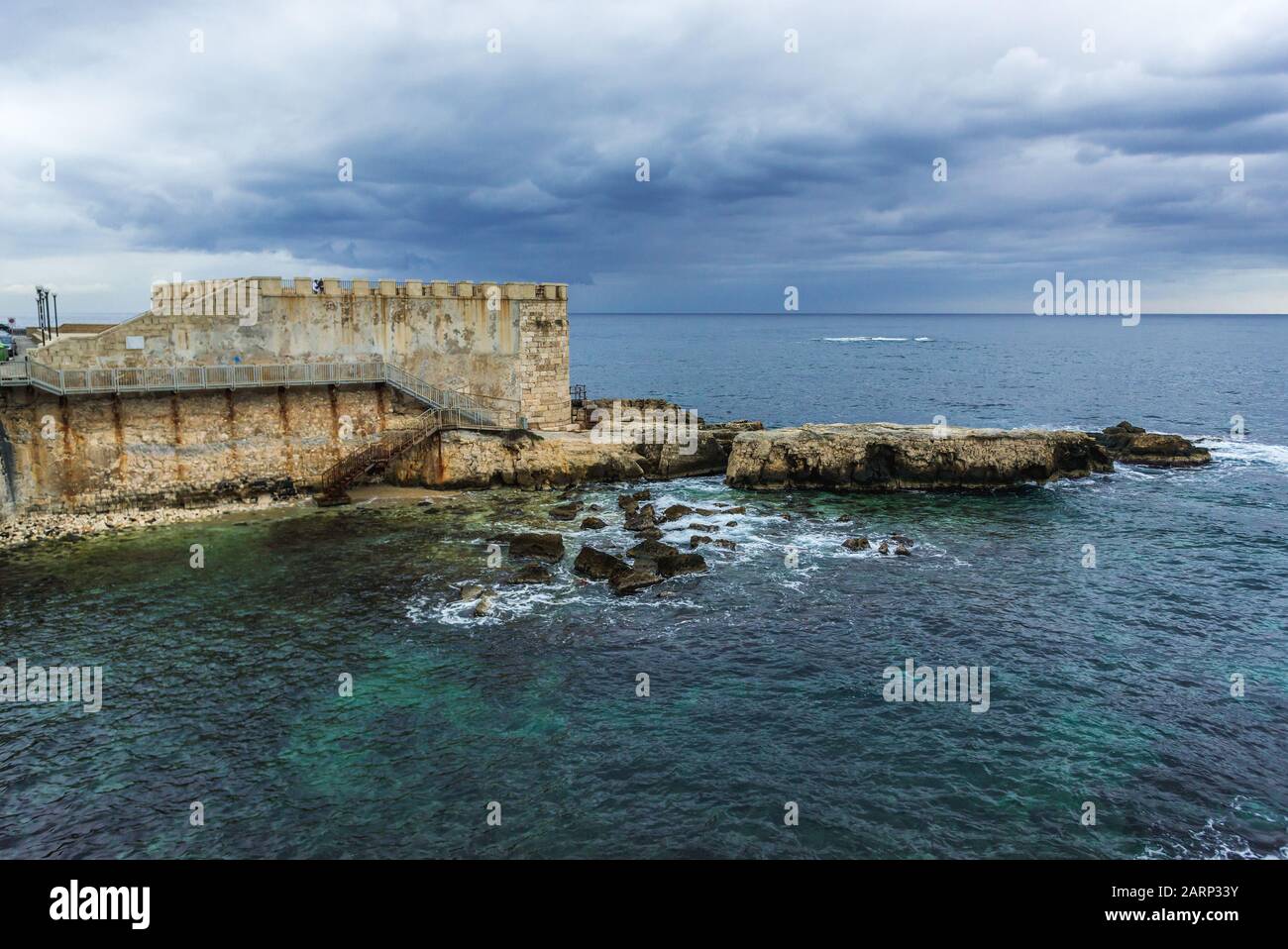 Luftbild mit Stadtmauer auf der Insel Ortygia, historischen Teil der Stadt Syrakus, südöstlichen Ecke der Insel Sizilien, Italien Stockfoto