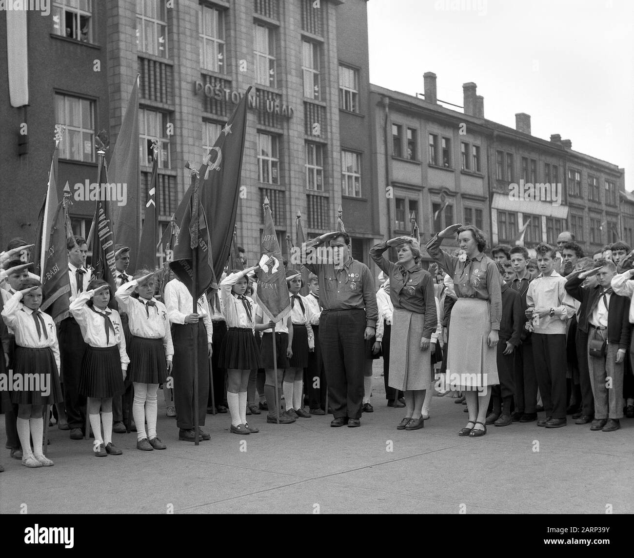 Pionier-Kongress in Nachod, Tschechien (Tschechoslowakei), Mai 1959. Stolze Mädchen und Jungen mit Fahnen grüßen - Zeremonie auf dem Platz der Stadt. Stockfoto