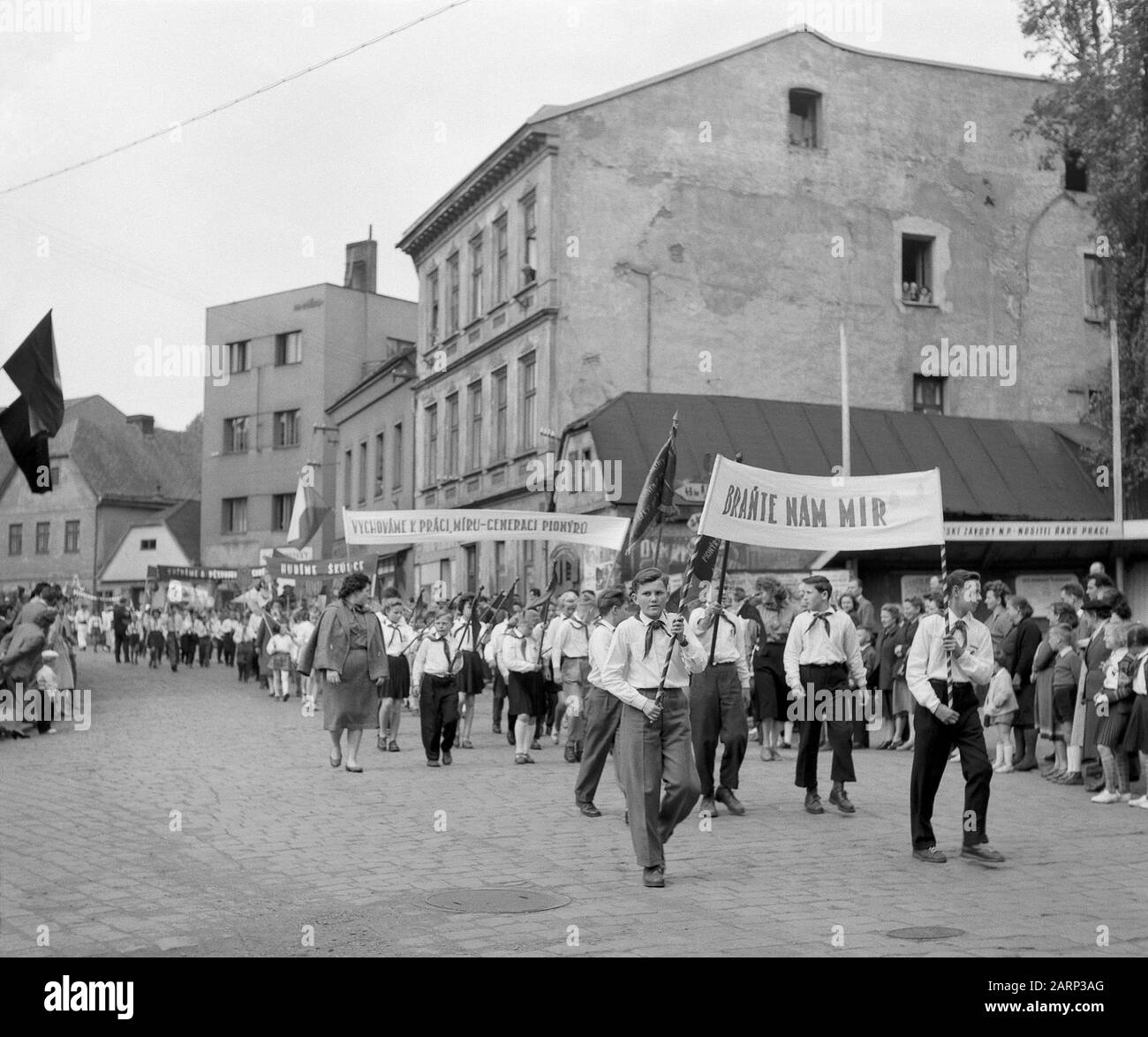 Pionierkongress in Nachod, Tschechien (ehemalige Tschechoslowakei), Mai 1959. Mädchen und Jungen marschieren mit Bannern und Fahnen auf der Straße. Stockfoto