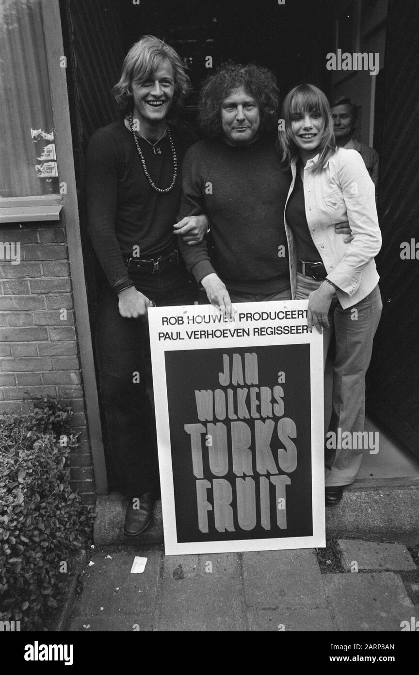 Dreharbeiten zu türkischer Frucht (nach dem Roman von Jan Wolkers aus dem Jahr 1969) von Paul Verhoeven V.l. Schauspieler Rutger Hauer, Schriftsteller Jan Wolkers und Schauspielerin Monique van de Ven Datum: 7. Juni 1972 Schlagwörter: Schauspieler , Film, Filmregisseure, Schriftsteller persönlicher Name: Hauer, Rutger, Ven, Monique van de, Wolkers, Jan Stockfoto