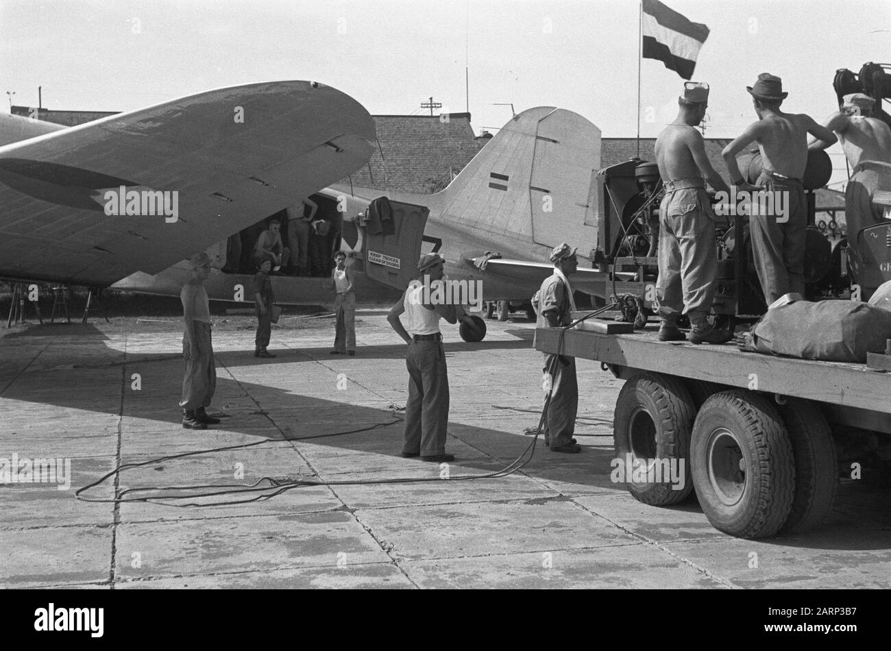 Reportage-Flughafen Djokja, Ankunft Catalina Republik, einschließlich der Mitglieder Kommission der Guten Dienste Laden von Material für den Lufttransfer nach Djocjakarta Datum: 19. Dezember 1948 Standort: Indonesien, Java, Niederländische Ostindien Stockfoto