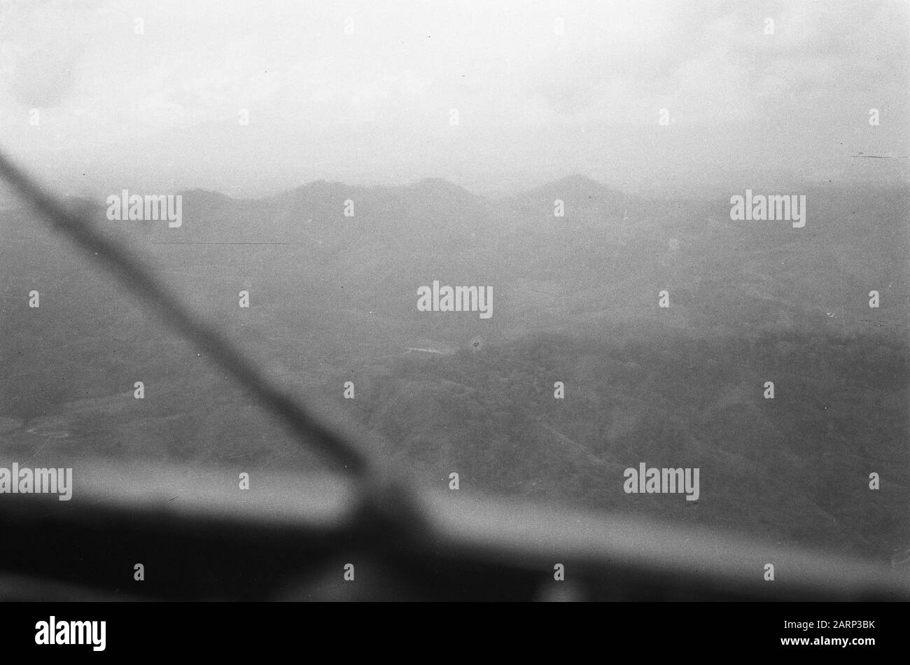 Reportage Flughafen Djokja, Ankunft Catalina Republik, was die Mitglieder Kommission der Guten Dienste impliziert [Foto vom Flugzeug genommen. Berggebied] Datum: 19. Dezember 1948 Ort: Indonesien, Niederländische Ostindien Stockfoto