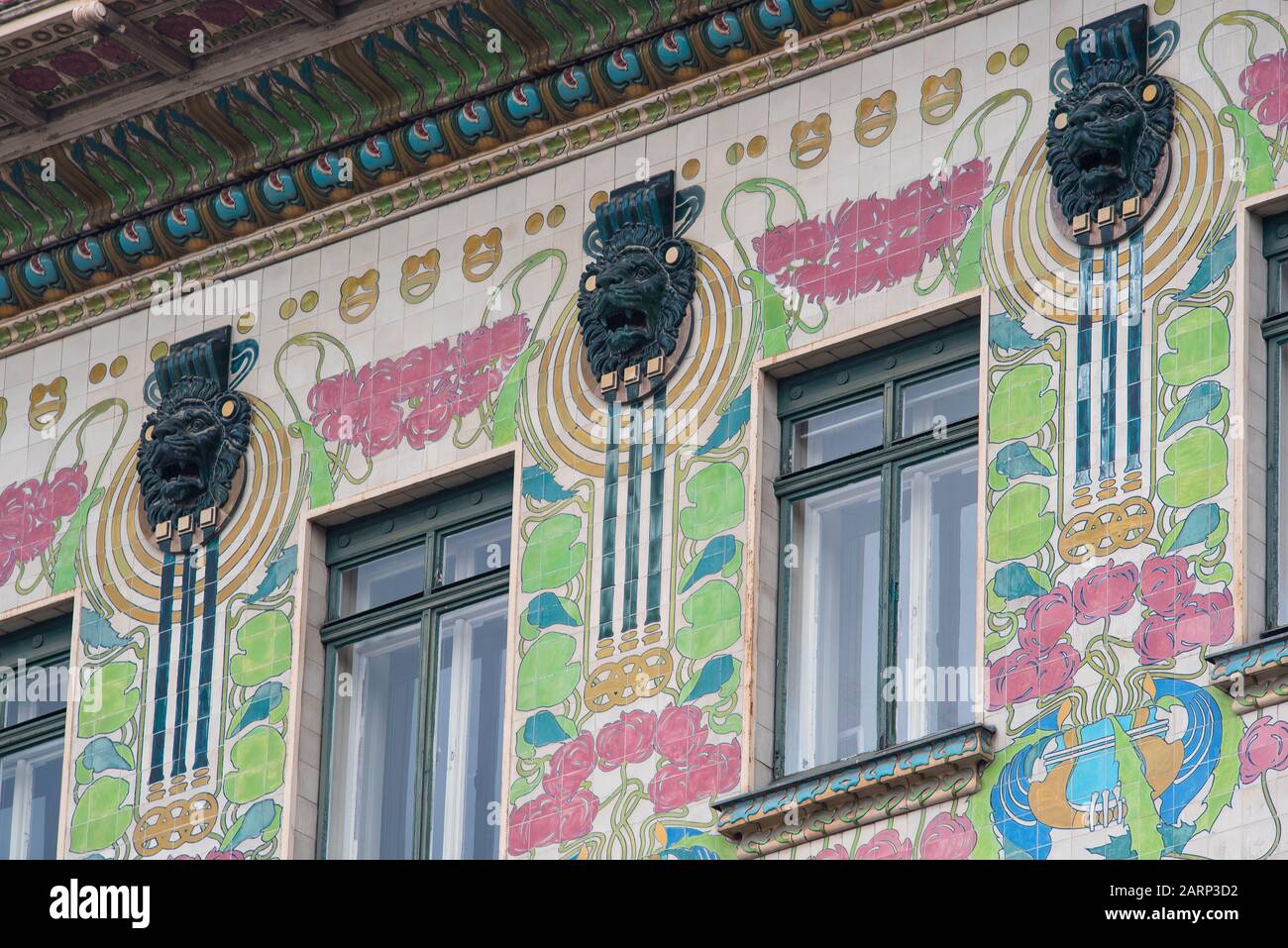 Wien, Österreich - 6. Juni 2019; Nahaufnahme des Blumenmusters des Majolikahauses ein von Otto Wagner gestaltetes Mietshaus mit reicher Blumenorna Stockfoto