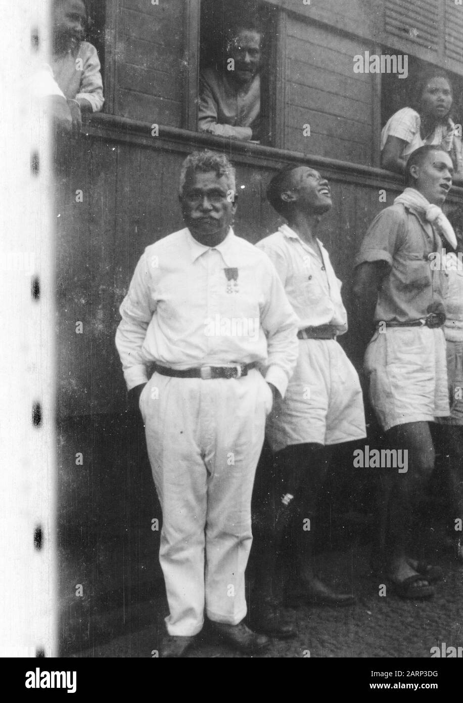 [Ein älterer Mann mit Schnurrbart und zwei Medaillen auf der Brust für einen Eisenbahnwaggon mit Passagieren] Datum: 1947/01/01 Ort: Indonesien, Niederländische Ostindien Stockfoto