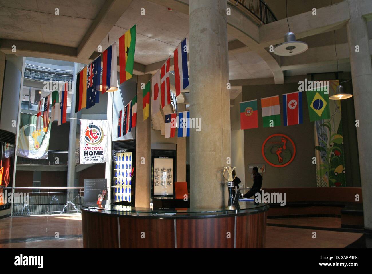 Inneneinrichtung an der Rezeption der Eingangshalle, Die Wiege der Menschheit, Maropeng, Gauteng, Südafrika. Stockfoto