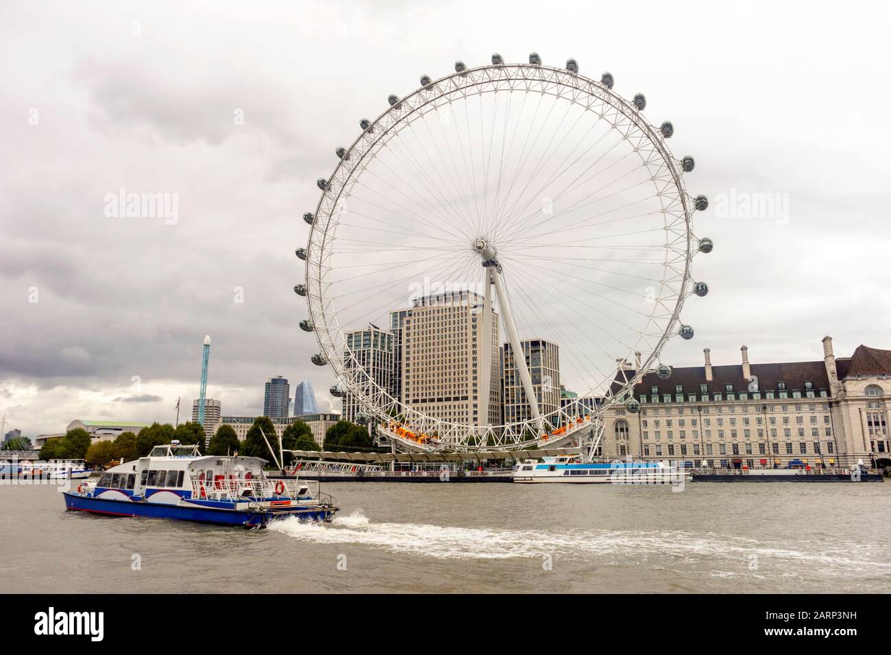 Das London Eye by Thames River im Herzen der Hauptstadt Großbritanniens Stockfoto