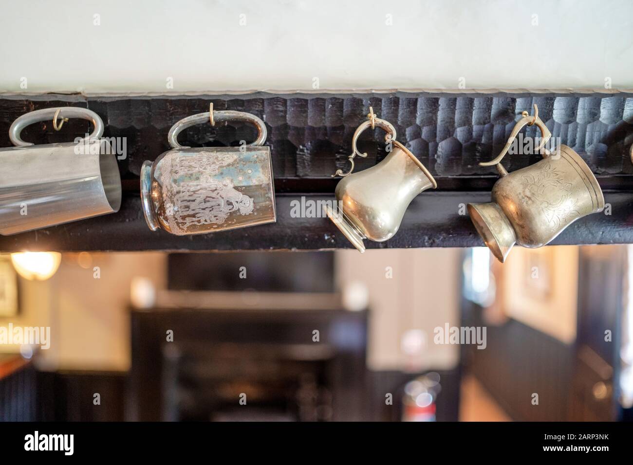 Vintage Metallbecher werden als Dekoration in einem Pub verwendet Stockfoto