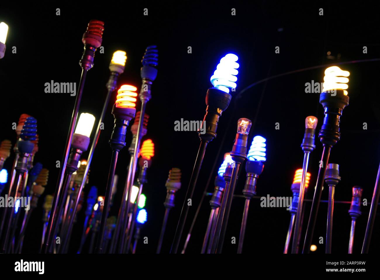 Farbige Glühbirnen in Der Schale der Menschheit, Maropeng, Gauteng, Südafrika. Stockfoto