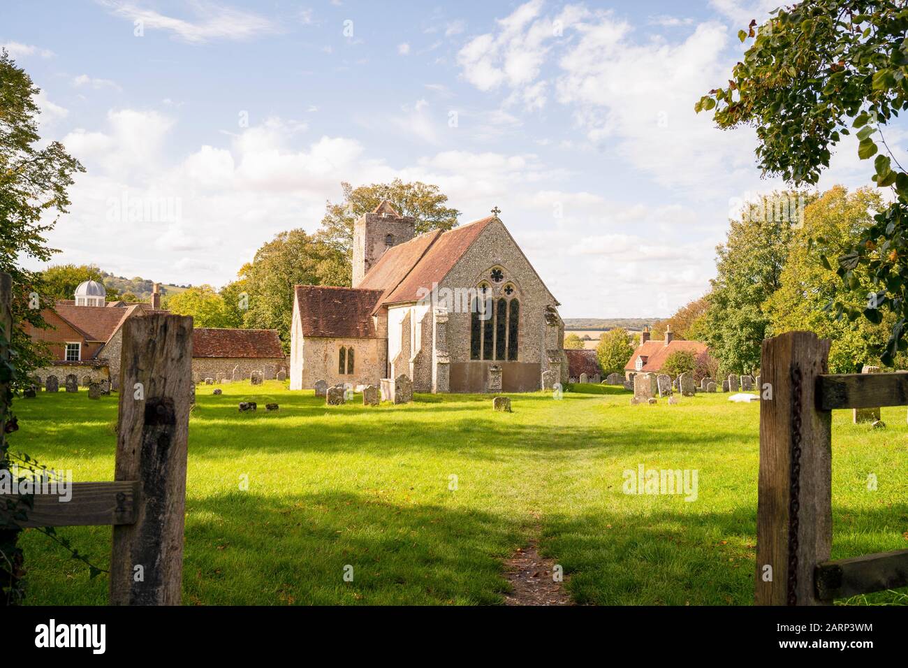 Alte britische Kirche aus Stein in ländlicher Gegend im Süden Englands, Großbritannien Stockfoto