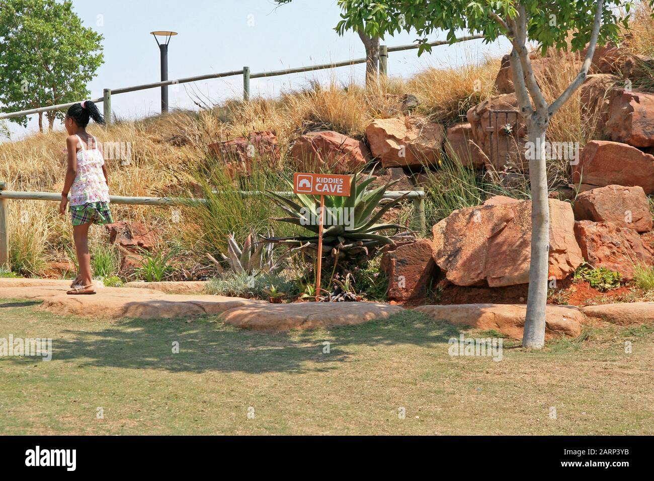 Kinder, die außerhalb der Höhle der Kiddies spielen, Die Wiege der Menschheit, Maropeng, Gauteng, Südafrika. Stockfoto