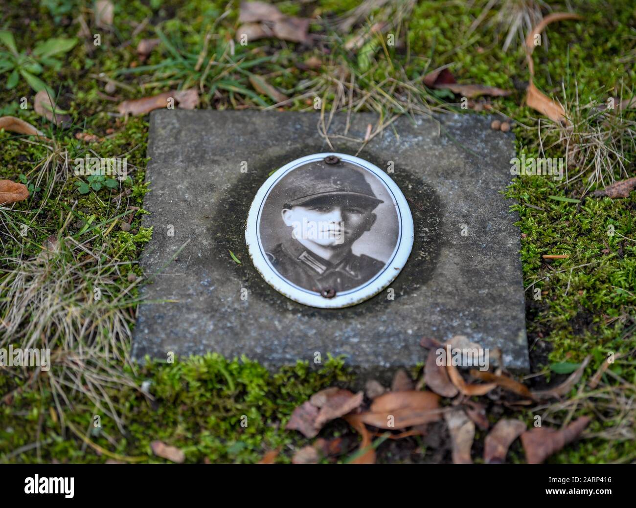 Seelow, Deutschland. Januar 2020. Auf dem städtischen Friedhof ist ein Gedenkstein mit dem Porträt eines jungen deutschen Soldaten aus dem Zweiten Weltkrieg zu sehen. Dieser Friedhof ist die Ruhestätte von 649 deutschen Soldaten, die zwischen Januar und April 1945 bei den Kämpfen um die Seelower Höhen ums Leben kamen. Kurz vor Ende des Zweiten Weltkriegs starben in der Schlacht auf den Seelower Höhen östlich von Berlin Zehntausende Soldaten und Zivilisten in der größten Schlacht des Zweiten Weltkriegs auf deutschem Boden. Credit: Patrick Pleul / dpa-Zentralbild / ZB / dpa / Alamy Live News Stockfoto