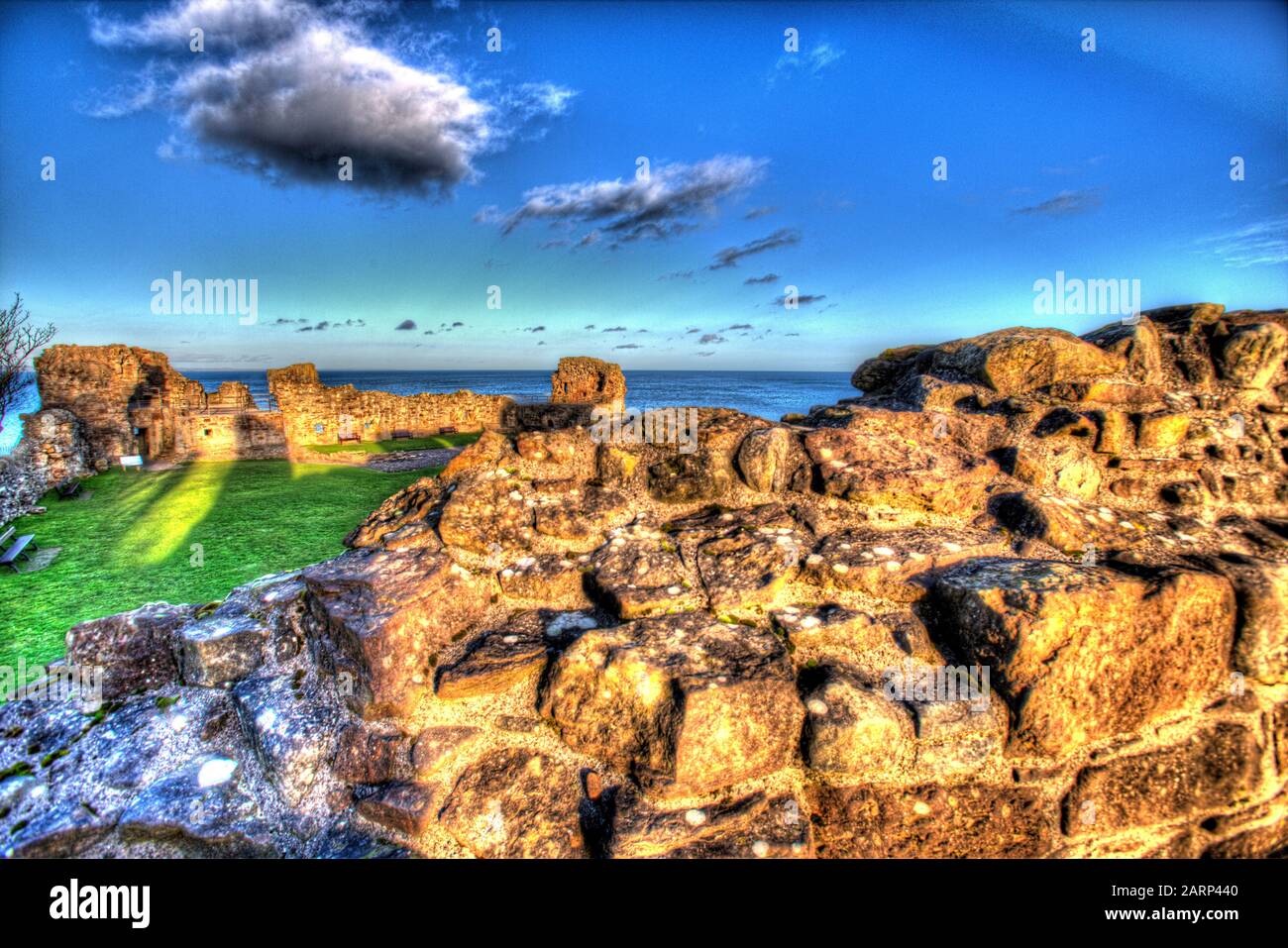 Stadt St Andrews, Schottland. Kunstblick auf die historische Burgruine St Andrews mit Blick auf Castle Sands und die Nordsee. Stockfoto