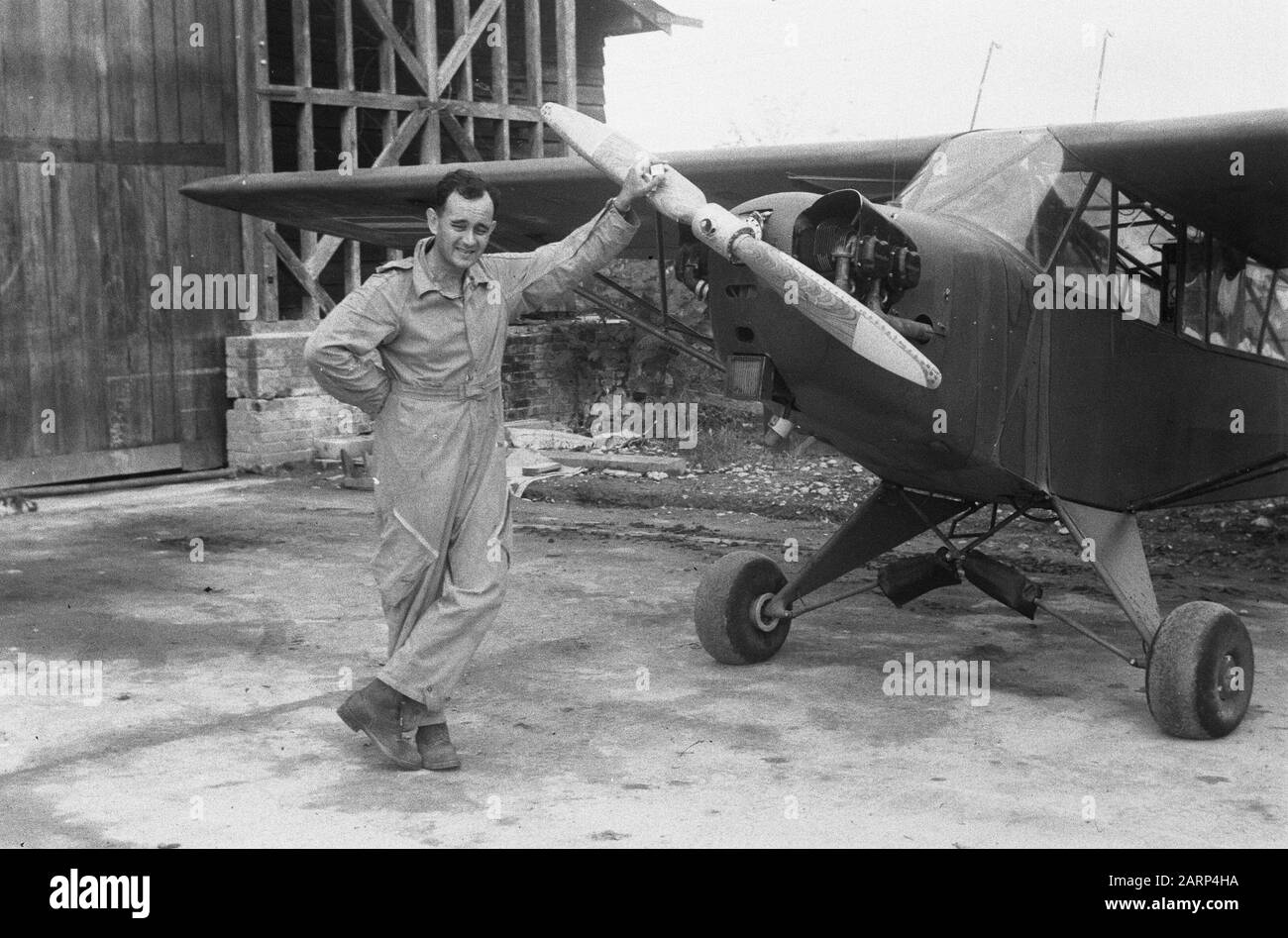 Flyman posiert bji Piper Cub L-4J Grashopper Anmerkung: Registrierungsnummer: PC4-006. Indonesische Luftstreitkräfte (AURIS). Datum: 1947/01/01 Ort: Indonesien, Niederländisch-Ostindien Stockfoto