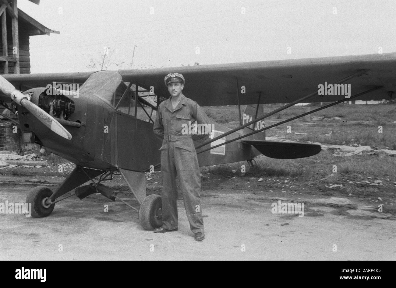 Flyman posiert bei Piper L-4J Cub Grashopper [siehe Photonr. 5895 und 5902] Anmerkung: Registrierungsnummer: PC4-006. Wurde 1950 an die indonesische Luftwaffe (AURIS) übertragen. Datum: 1946 Ort: Indonesien, Niederländisch-Ostindien Stockfoto