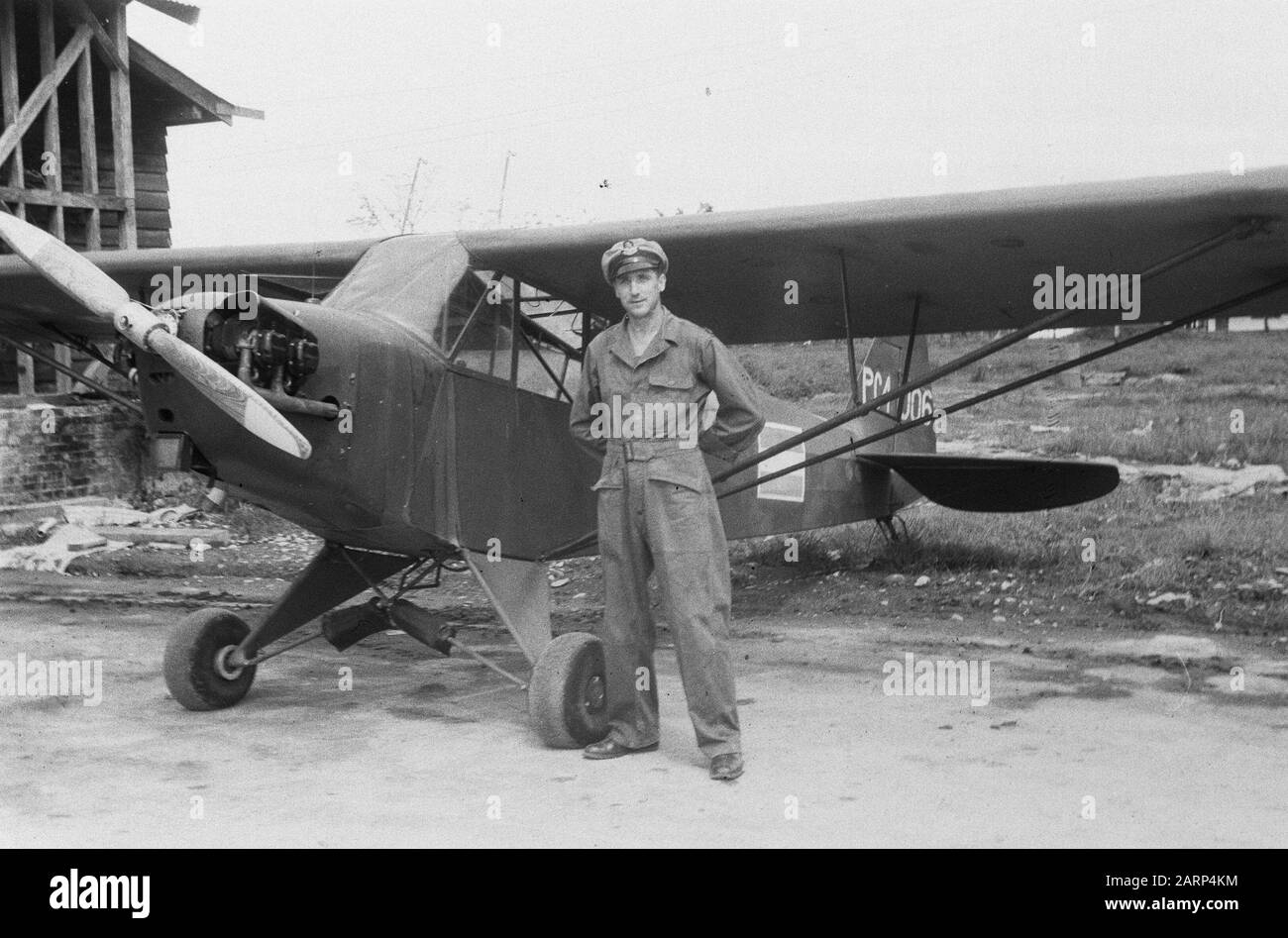 Flyman posiert bei Piper L-4J Cub Grashopper [siehe Photonr. 5895] Anmerkung: Registrierungsnummer: PC4-006. 1950 an die indonesische Luftwaffe (AURIS) verlegt. Datum: 1946 Ort: Indonesien, Niederländisch-Ostindien Stockfoto