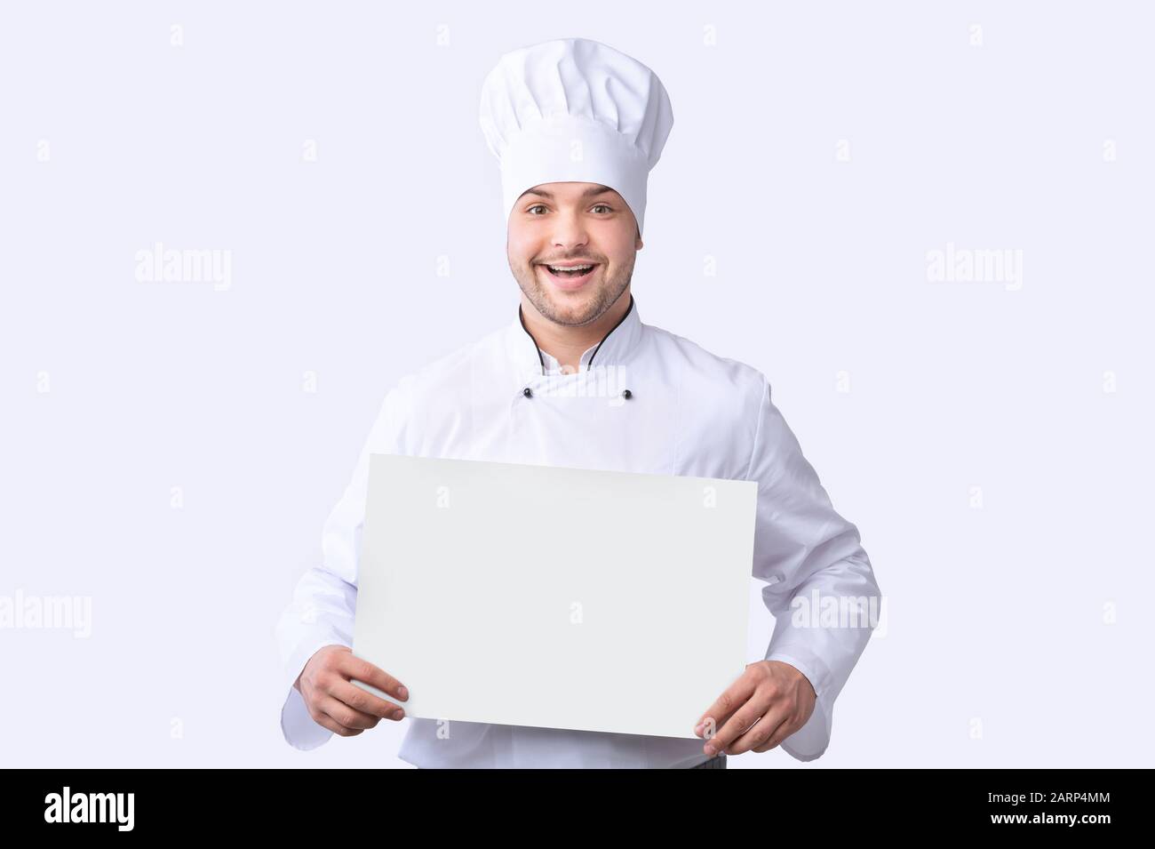 Chefkoch Mann Mit Leerem Poster Für Text, Studio Shot, Mockup Stockfoto
