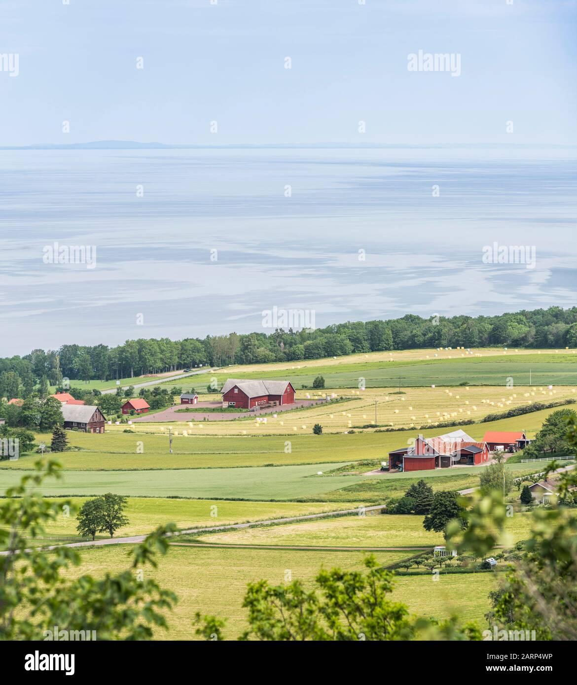 Luftbild über die ländliche Landschaft am See Vattern bei Granna, Smaland, Schweden, Skandinavien. Stockfoto