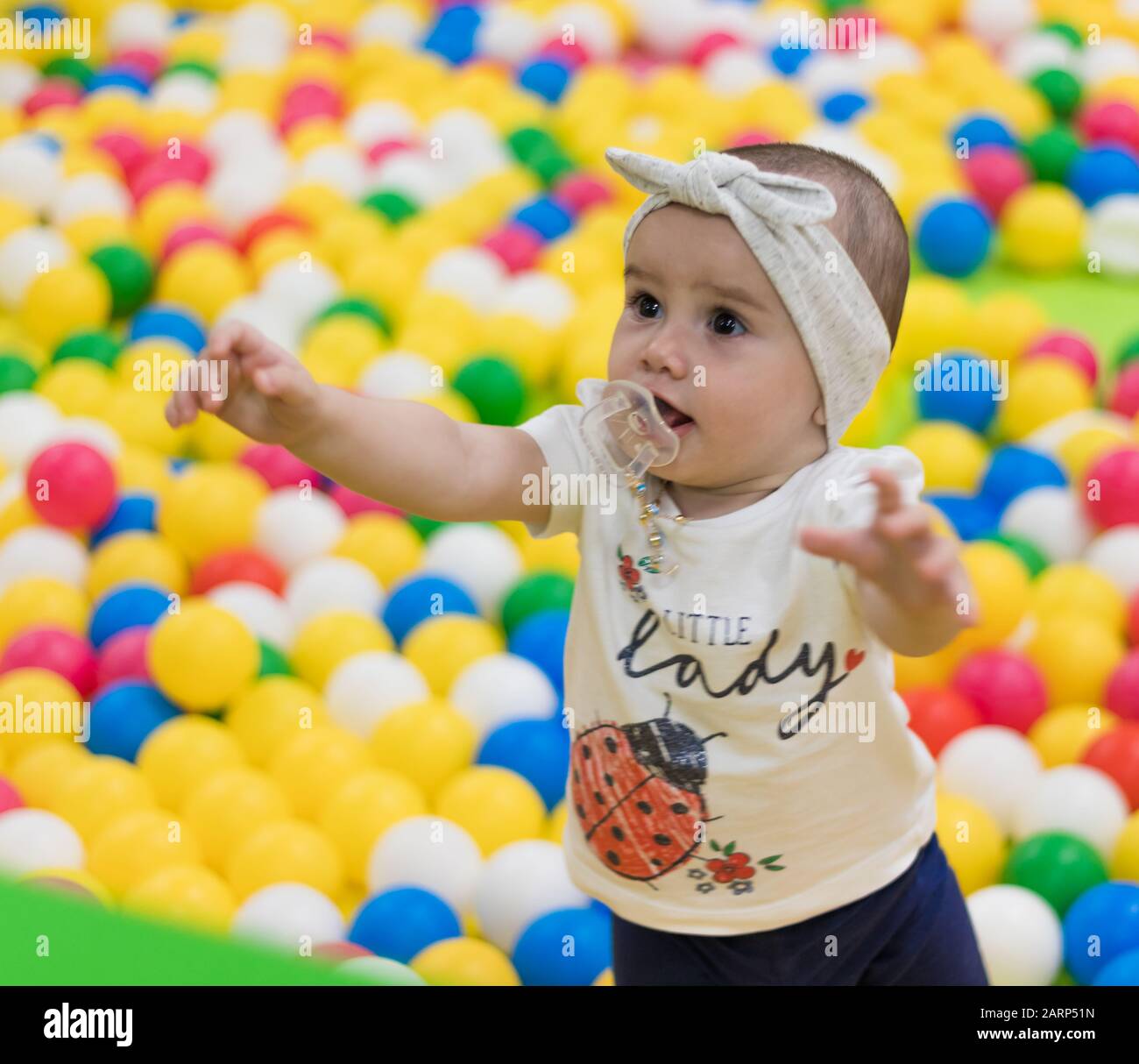 Ein süßes kleines Mädchen, das auf dem Indoor-Spielplatz in einem Einkaufszentrum spielt. Stockfoto