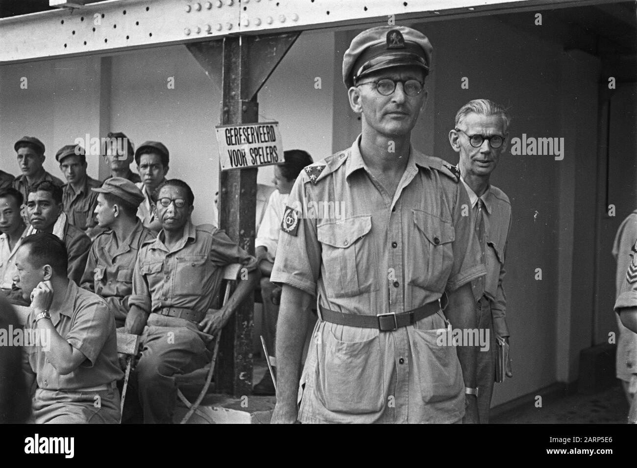 Sportwettbewerb. Fußballspiel. Zielgruppe. Front ist Kapitän der Generaldirektion Central Training Datum: 1947/01/01 Ort: Indonesien, Niederländisch-Ostindien Stockfoto