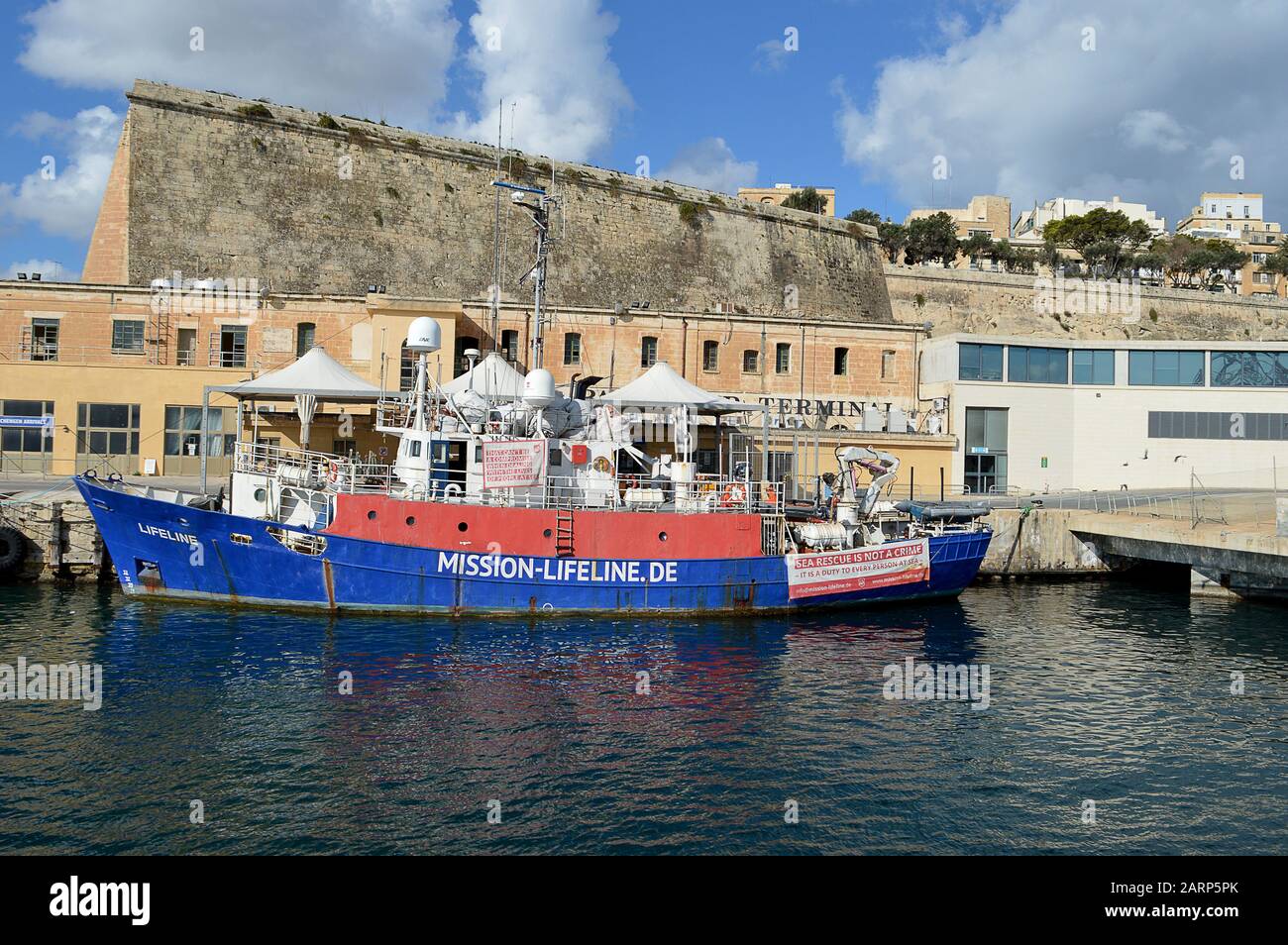 Valletta, MALTA - 11. JANUAR 2020: Ein ehemaliges Fischereiforschungsschiff, das in Aberdeen gebaut wurde und in schottischen Gewässern operiert, wurde die Clupea an die deutsche NGO Sea-Watch verkauft und zu einem Rettungsschiff für Migranten im Mittelmeer umgebaut. 2016 wurde es an Mission Lifeline verkauft und in Lifeline umbenannt. Nachdem Italien mit 239 Migranten an Bord die Einreise verweigert worden war, wurde es nach Malta zugelassen, wo es wegen unlauteren Besitzes und Flaggenrückführung mit dem Kapitän Claus-Peter Reisch festgenommen und gegen Kaution freigelassen wurde. Stockfoto