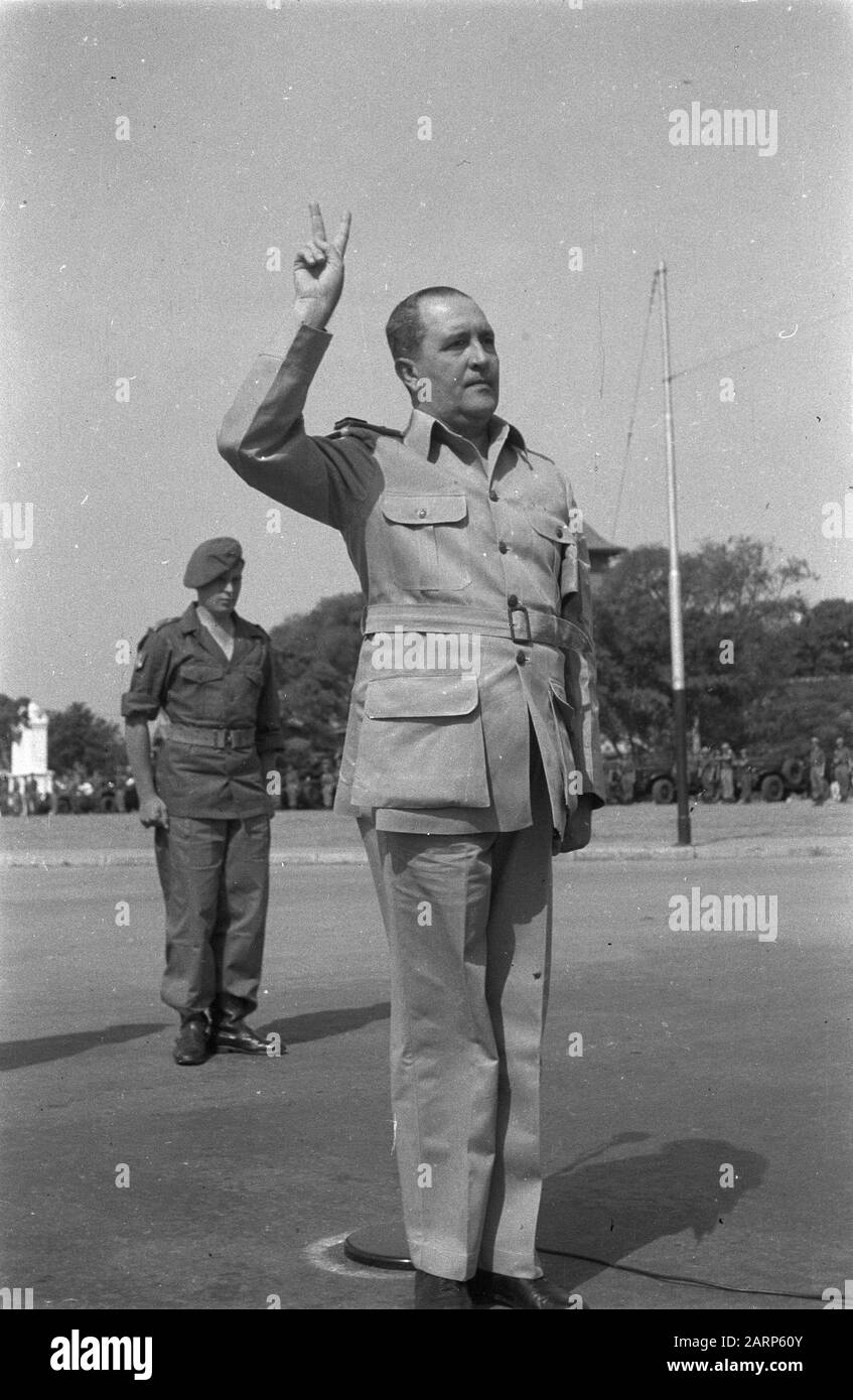 MWO's Preisverleihung in Semarang Military Order of Willems an Maj. Gen. J.K. Meyer, Kapitän A. Zijlmans und 1. Leutnant K. Bavinck am Samstag, 21. August auf dem Alu-Aloon bei Semarang durch den Armeekommandeur luit.gen. S.M. Nachverfolgen. Der Eid fand in den Händen von Spoor statt. Eid von General J.K. Meyer Datum: 21.August 1948 Ort: Indonesien, Niederländische Ostindien Stockfoto