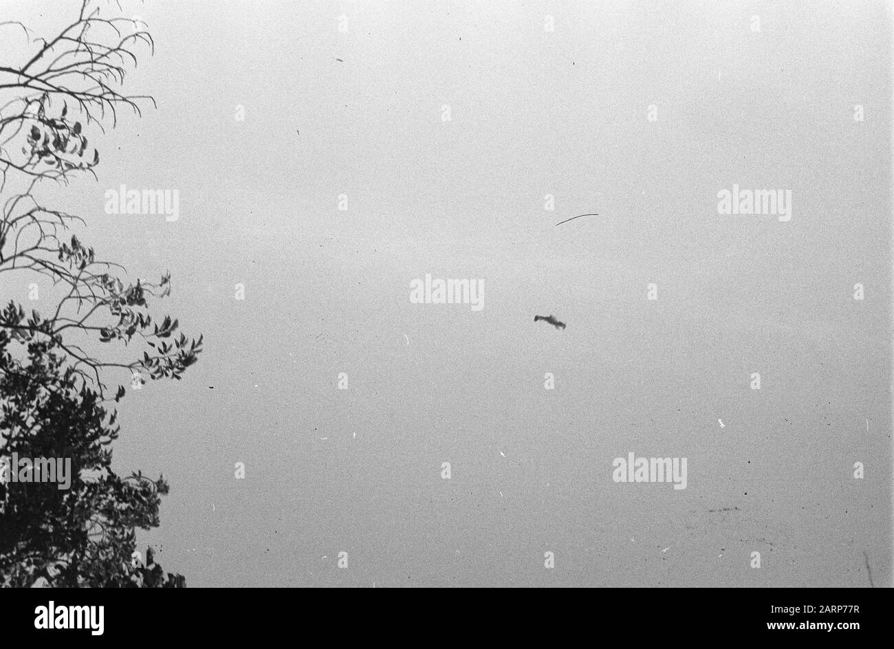 [Flugzeuge scheinen in der Luft zu schleifen] Datum: 1947/01/01 Standort: Indonesien, Niederländische Ostindien Stockfoto