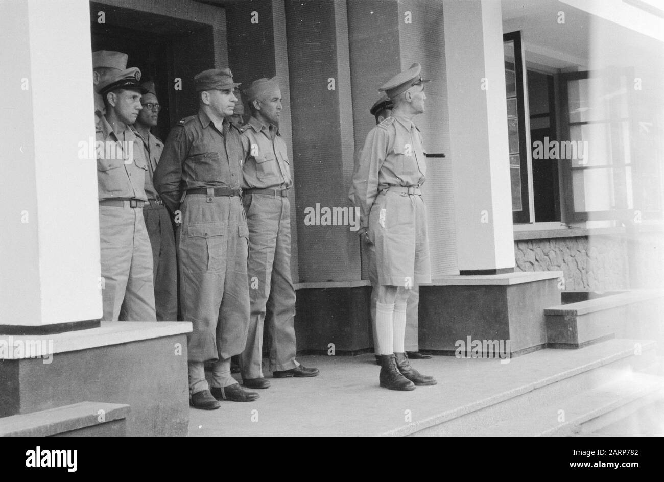 Major General W. Baay, Kommandeur A-Dvisie steht vor dem Hauptquartier Datum: 1947/01/01 Standort: Indonesien, Niederländisch-Ostindien Stockfoto