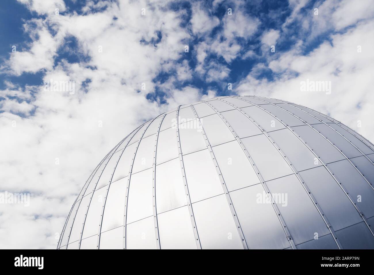Kugel Aus Metall Stürzt Vom Himmel www.alamy.de