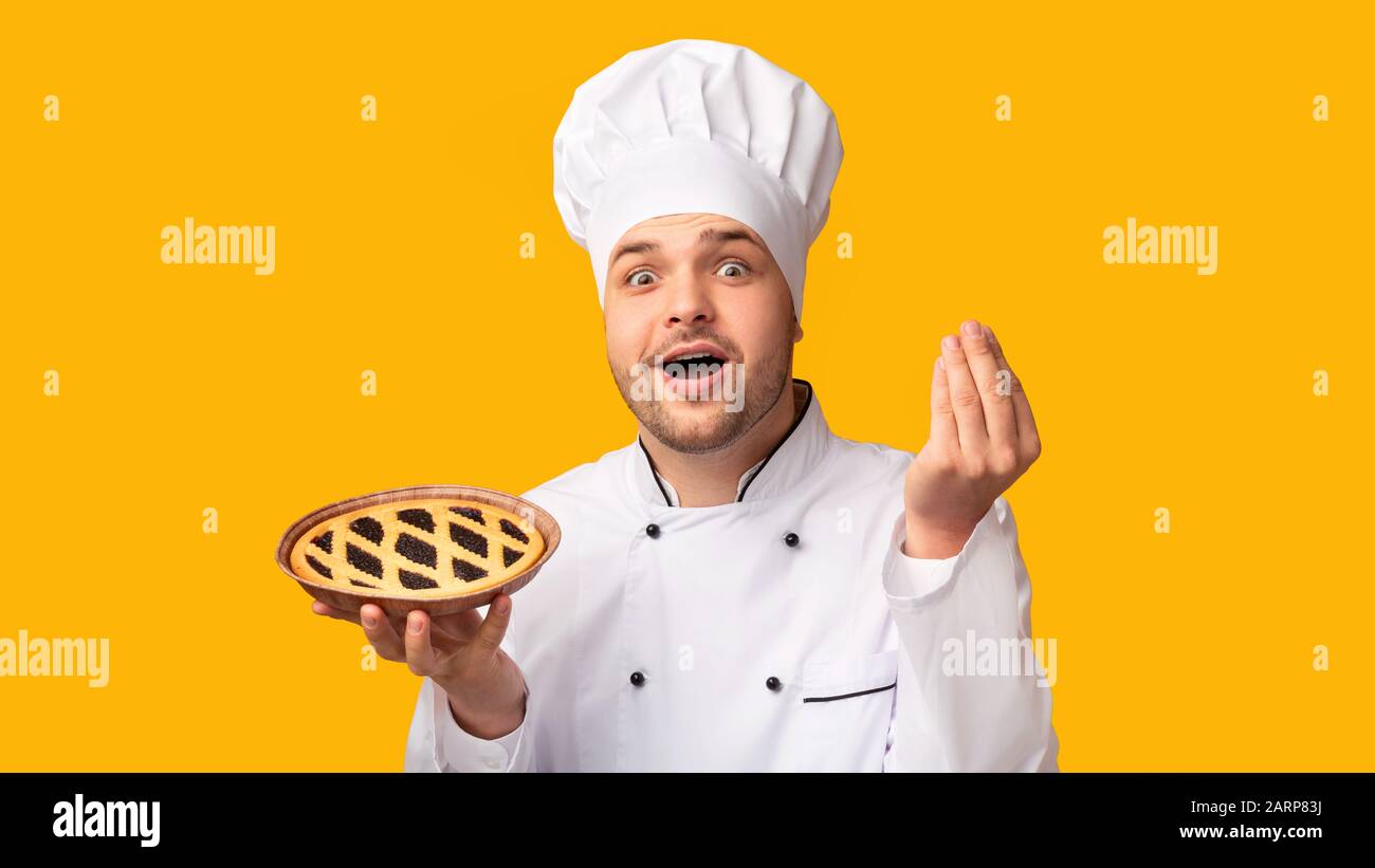 Die "Excited Baker Man Holding" Gebackene "Pie Standing" In Studio, Panorama Stockfoto