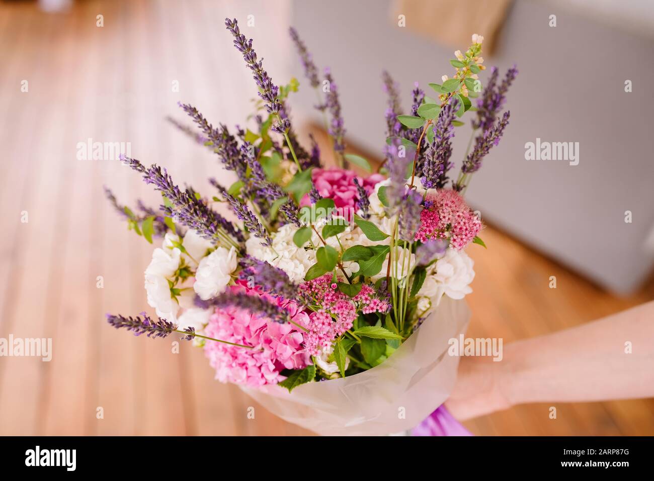 Blumenstrauß aus Lavendel und trockenen Blumen. Farbenfroher Sommerhaufen aus violettem Lavendel und rosafarbenen Hydrangea-Blumen. Stockfoto