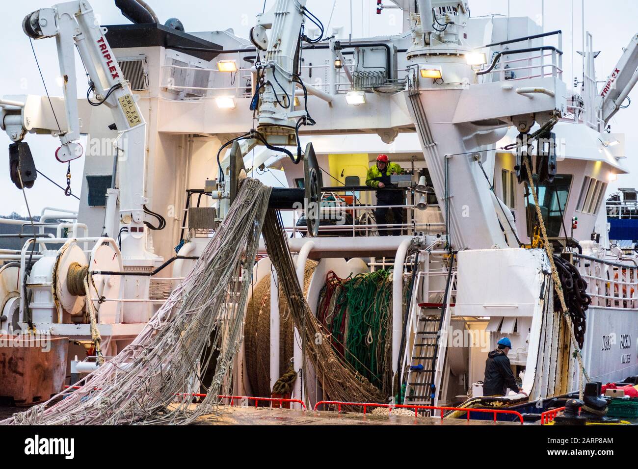 Killybegs, County Donegal, Irland. Januar 2020. Fischer arbeiten an ihren Bootsnetzen bei grauenerregem Regenwetter, während Großbritannien einen Gesetzentwurf zur Beendigung der automatischen EU-Fischereirechte in britischen Gewässern einführt. Der künftige Zugang zu Fisch in britischen Gewässern wäre Sache des Vereinigten Königreichs, zu verhandeln und über die Regeln zu entscheiden, die ausländische Schiffe befolgen müssen. Stockfoto