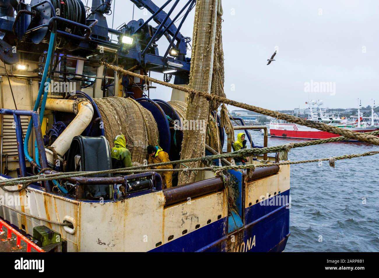 Killybegs, County Donegal, Irland. Januar 2020. Fischer arbeiten an ihren Bootsnetzen bei grauenerregem Regenwetter, während Großbritannien einen Gesetzentwurf zur Beendigung der automatischen EU-Fischereirechte in britischen Gewässern einführt. Der künftige Zugang zu Fisch in britischen Gewässern wäre Sache des Vereinigten Königreichs, zu verhandeln und über die Regeln zu entscheiden, die ausländische Schiffe befolgen müssen. Stockfoto
