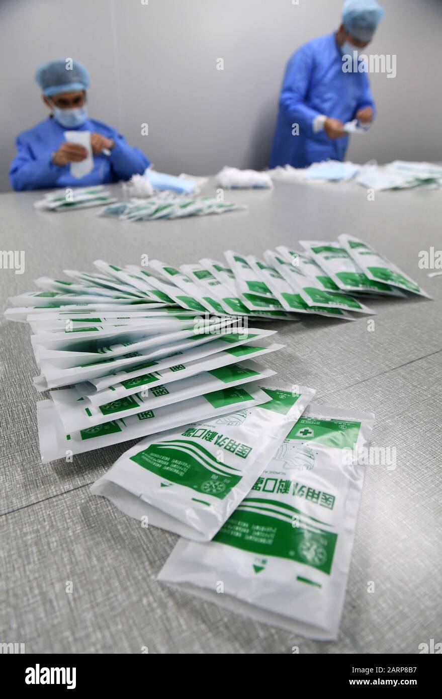 Nanning. Januar 2020. Mitarbeiter packen fertige Schutzmasken in der Werkstatt eines medizinischen Versorgungsunternehmens im südchinesischen Autonomen Gebiet Guangxi Zhuang, 29. Januar 2020. Um den Ausbruch einer Lungenentzündung durch neuartige Coronavirus zu bekämpfen, eilten Arbeiter hier in Guangxi zurück zur Arbeit und stellten Schutzmasken her, um die Versorgung zu garantieren. Vor dem Ausbruch produzierte das Unternehmen 100.000 Masken pro Tag, und es hat seine Produktion auf 160.000 erhöht. Das Unternehmen plant, mehr Arbeitskräfte einzustellen, um die Produktion von Masken zu erweitern. Kredit: Lu Boan/Xinhua/Alamy Live News Stockfoto