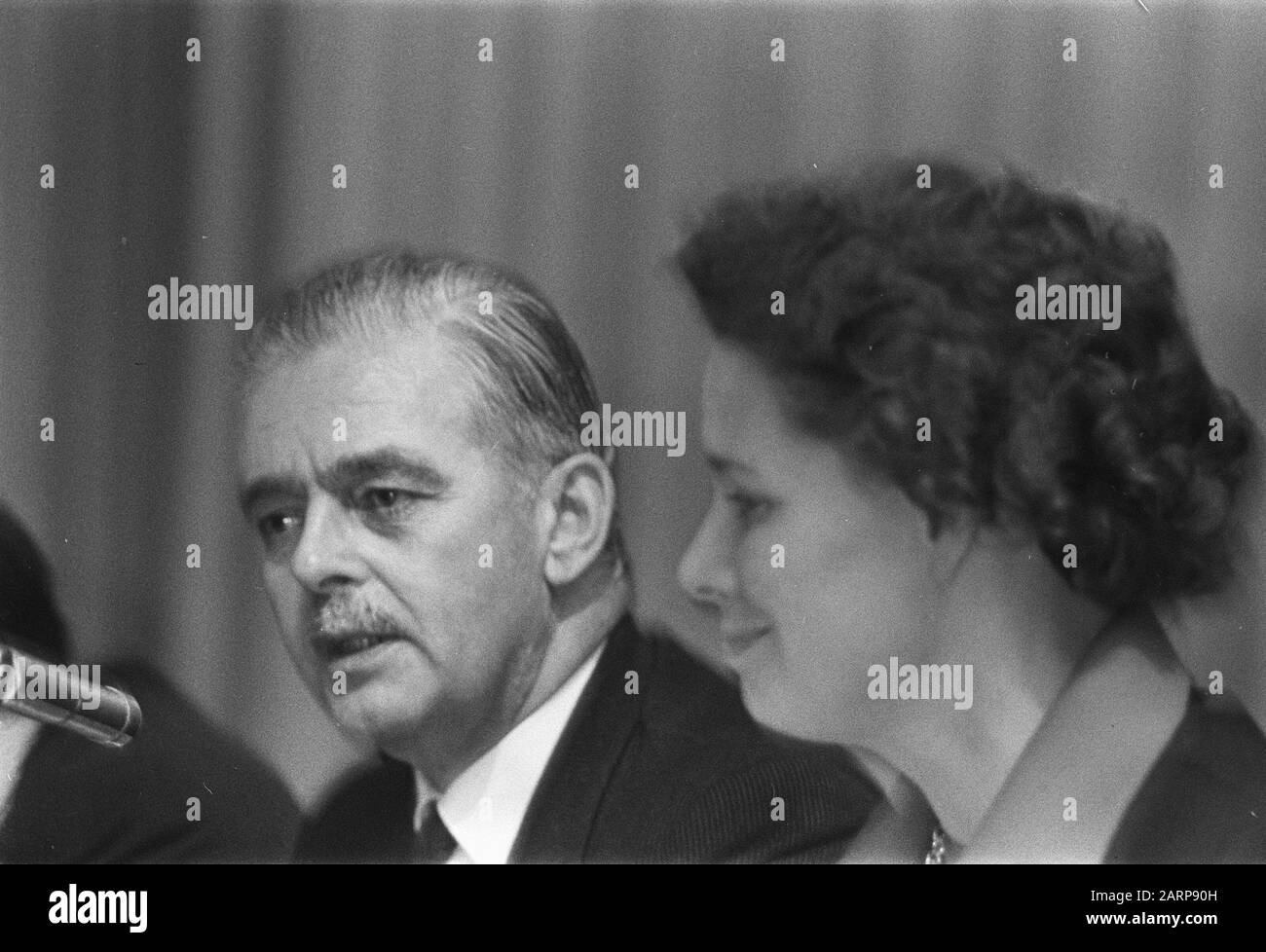 VVD-Parteitag in Utrechter Herr Van Riel, Vorsitzender der Ersten Kammer). Nummer 5a Frau Van Someren Eigentümer, Nummer 4 H. Van Someren Eigentümer Datum: 22. November 1969 Ort: Utrechter Schlüsselwörter: Sitzungen, Parteiräte persönlicher Name: H. van Someren Eigentümer Stockfoto