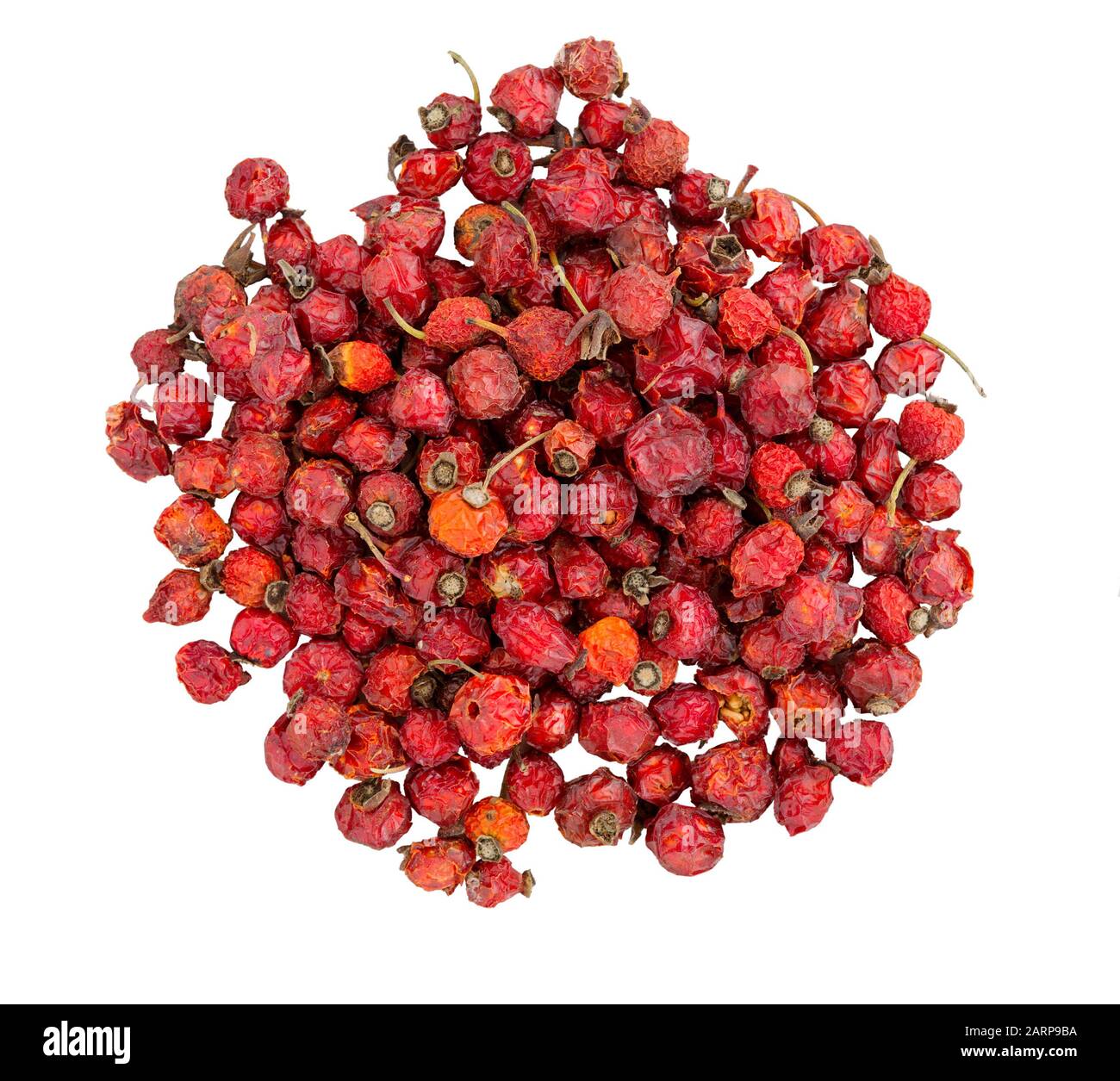Trockene Beeren-Rose-Hüften isoliert auf weißem Hintergrund. Naturheilkunde, Heilkräuter. Haufen von Dogrose. Rote Trockenfrüchte. Gesunde Ernährung. Stockfoto