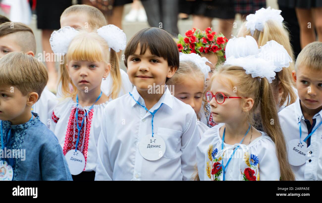 Feiertag 1. September. Erste Schulglocke. Elegant aufgeregte Erstklässler Luzk, Ukraine 01.09.19 Stockfoto
