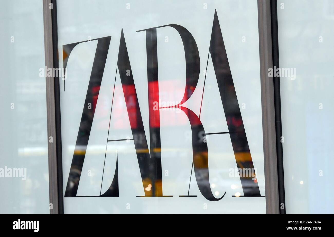 Berlin, Deutschland. Januar 2020. Das Logo "Zara" auf einem Laden der  spanischen Textilfirma in der Tauentzienstraße. Kredit: Jens Kalaene /  dpa-Zentralbild / ZB / dpa / Alamy Live News Stockfotografie - Alamy