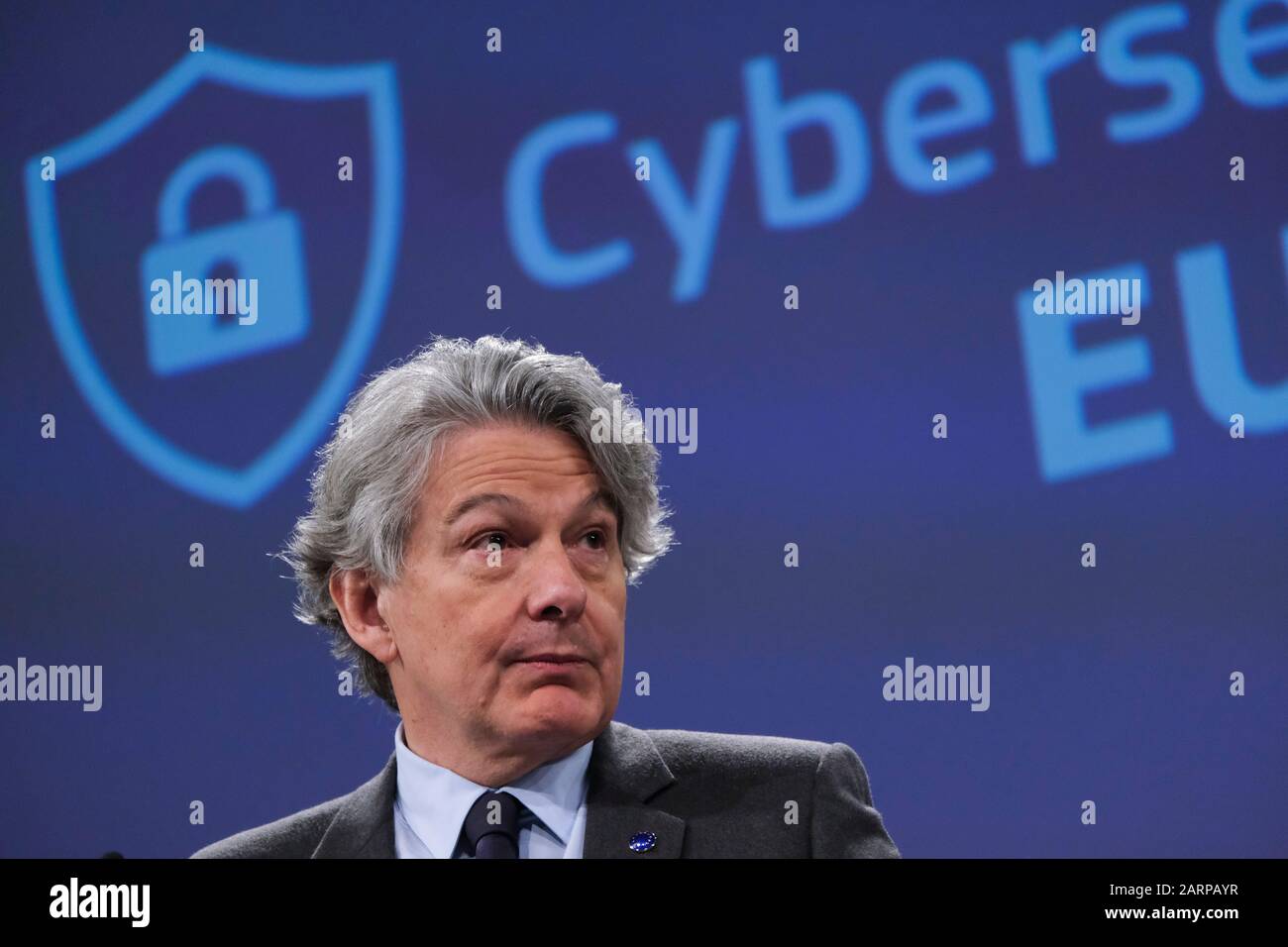 Brüssel, Belgien. Januar 2020. Der für den Binnenmarkt zuständige EU-Kommissar Thierry Breton kommuniziert über den 5G-Plan der EU. Credit: Alexandros MICHAILIDIS/Alamy Live News Stockfoto