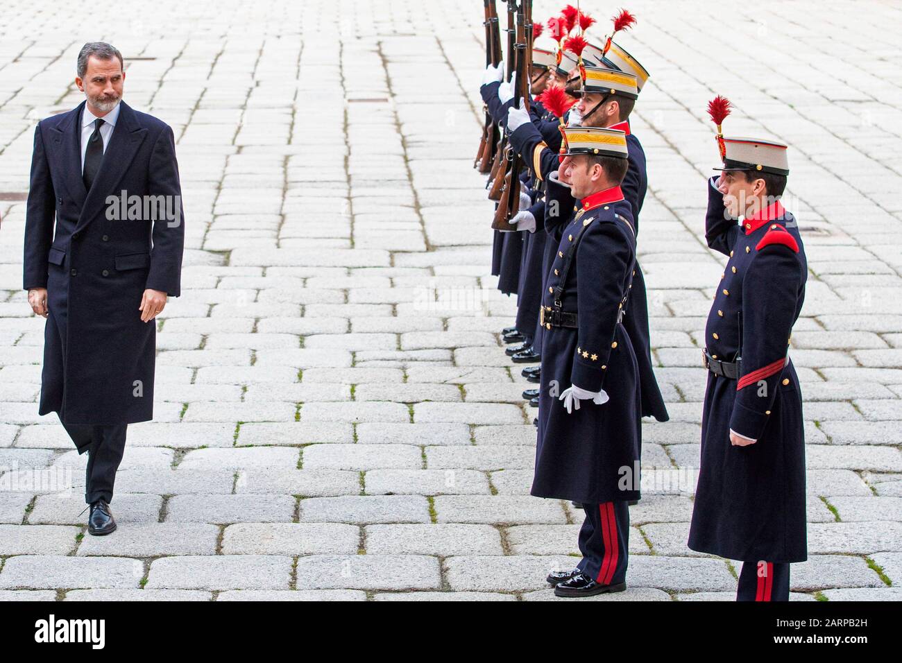 GRAF659 SAN LORENZO DE EL ESCORIAL (C. De MADRID), 29/01/2020.- El rey Felipe a su llegada al Funeral de la infanta Pilar de Borbón oficiado este miércols en la basílica del Real Monasterio de San Lorenzo de El Escorial.EFE/Emilio Naranjo POOL Credit: Cordon PRESS/Alamy Live News Stockfoto