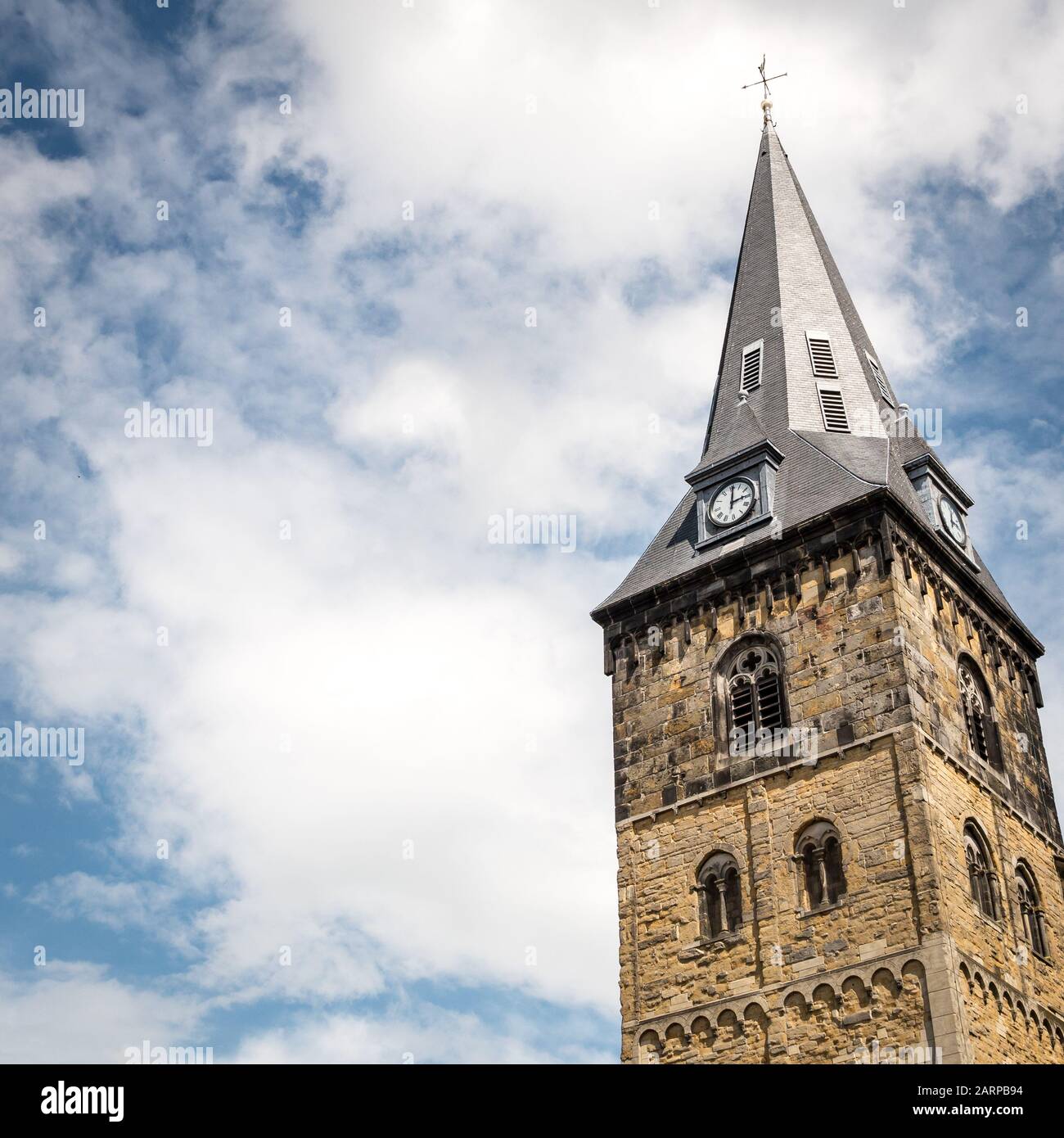 Niedriger Blick auf den Uhrturm der Grote Kerk (Große Kirche) im Oude Markt (Alter Markt) der niederländischen Stadt Enschede. Stockfoto
