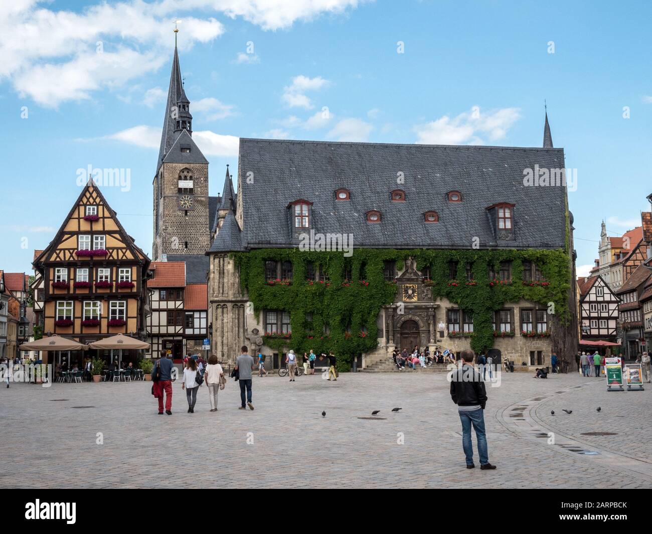 Der Marktplatz von Quedlinburg und sein imposantes Rathaus (Rathaus) in der von der UNESCO geschützten deutschen Stadt im Landkreis Sachsen-Anhalt. Stockfoto
