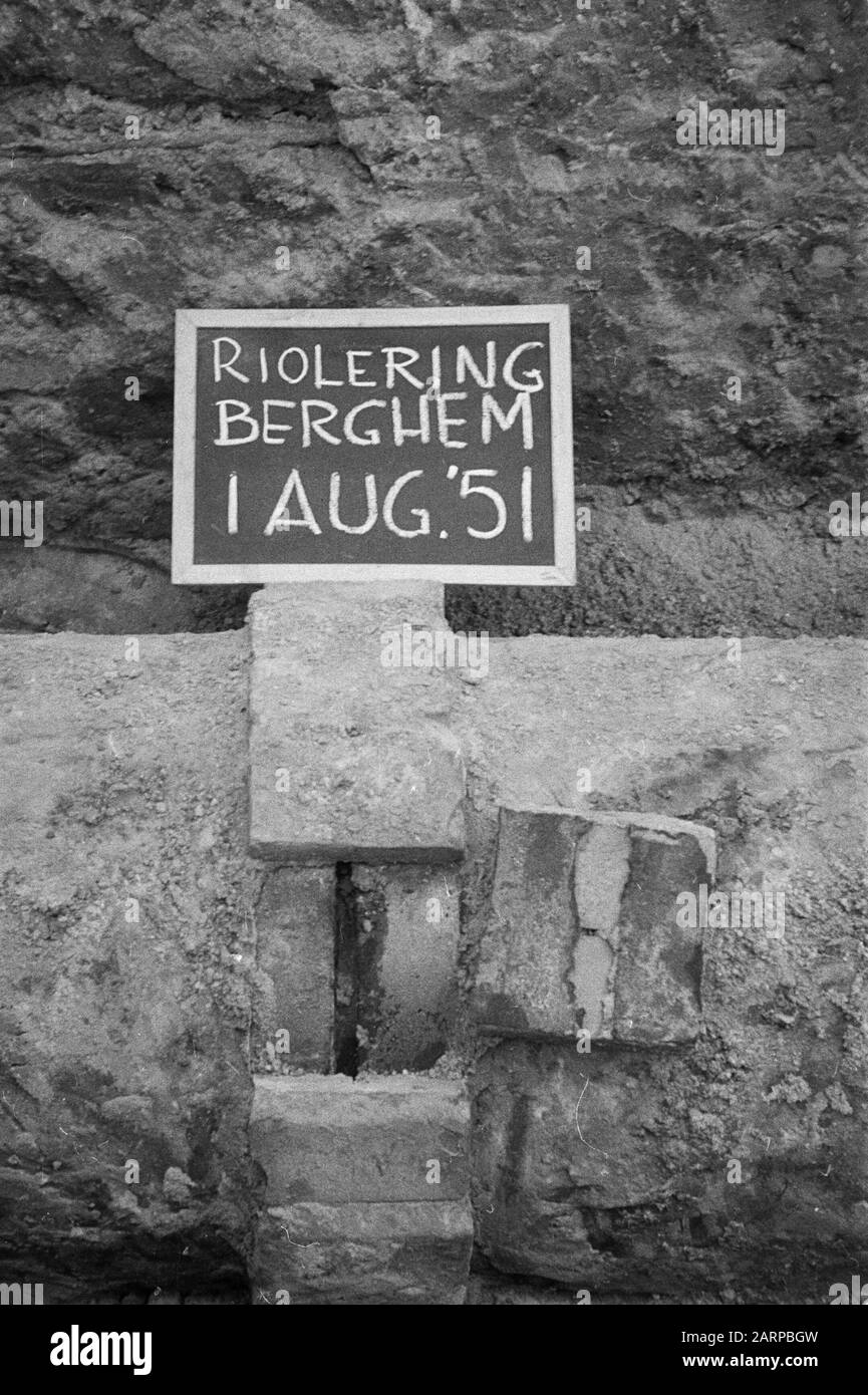 Fehler bei der Kanalisation Datum: August 1951 Ort: Berghem Stichwörter: Arbeiter, Gartenarbeit, Taucher, Gräber und Dämon von Graben, Abwasserkanäle verlegen, Normalisierung von Bächen, Kanalisationsleitungen Stockfoto