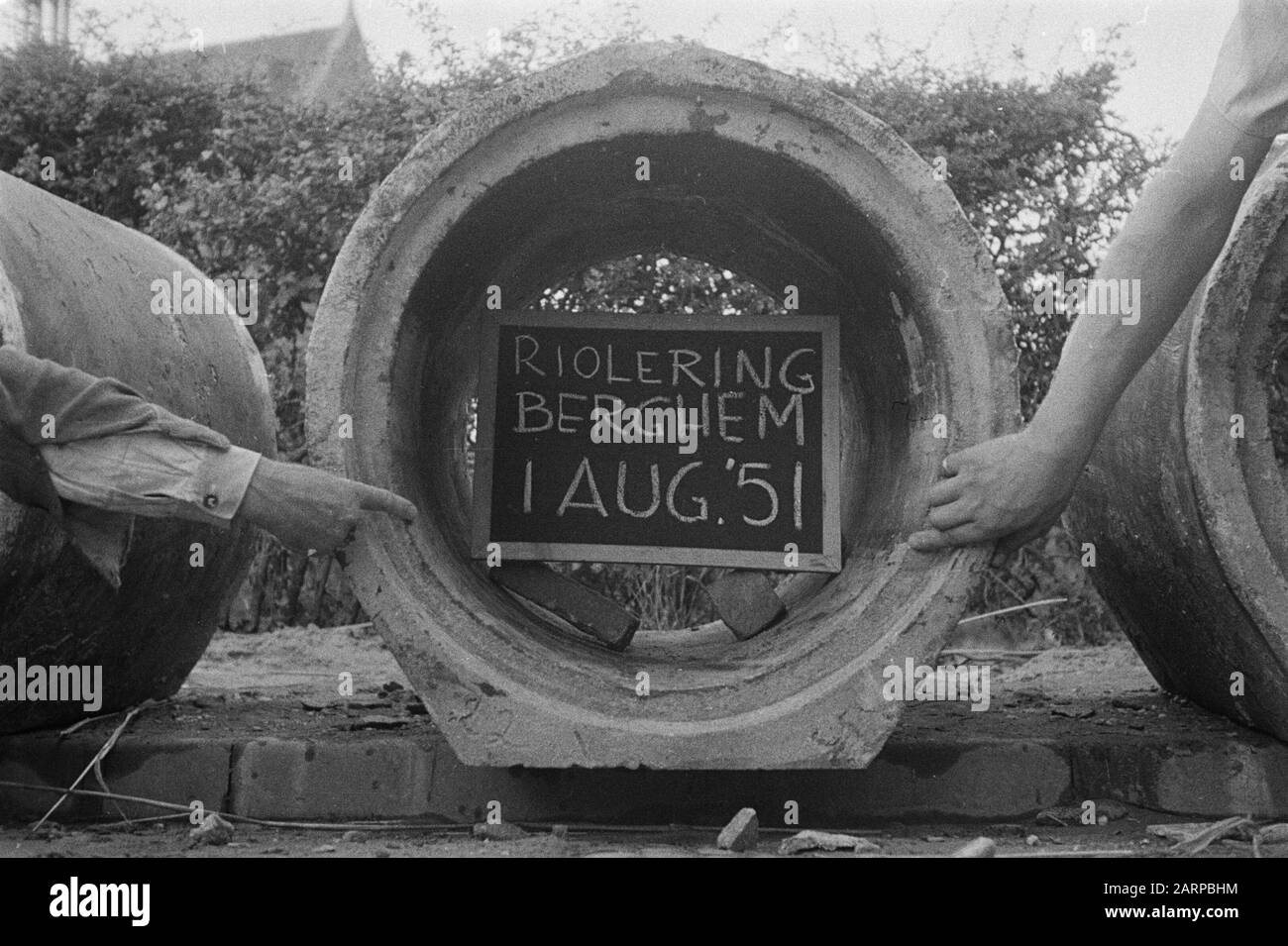 Fehler bei der Kanalisation Datum: August 1951 Ort: Berghem Stichwörter: Arbeiter, Gartenarbeit, Taucher, Gräber und Dämon von Graben, Abwasserkanäle verlegen, Normalisierung von Bächen, Kanalisationsleitungen Stockfoto